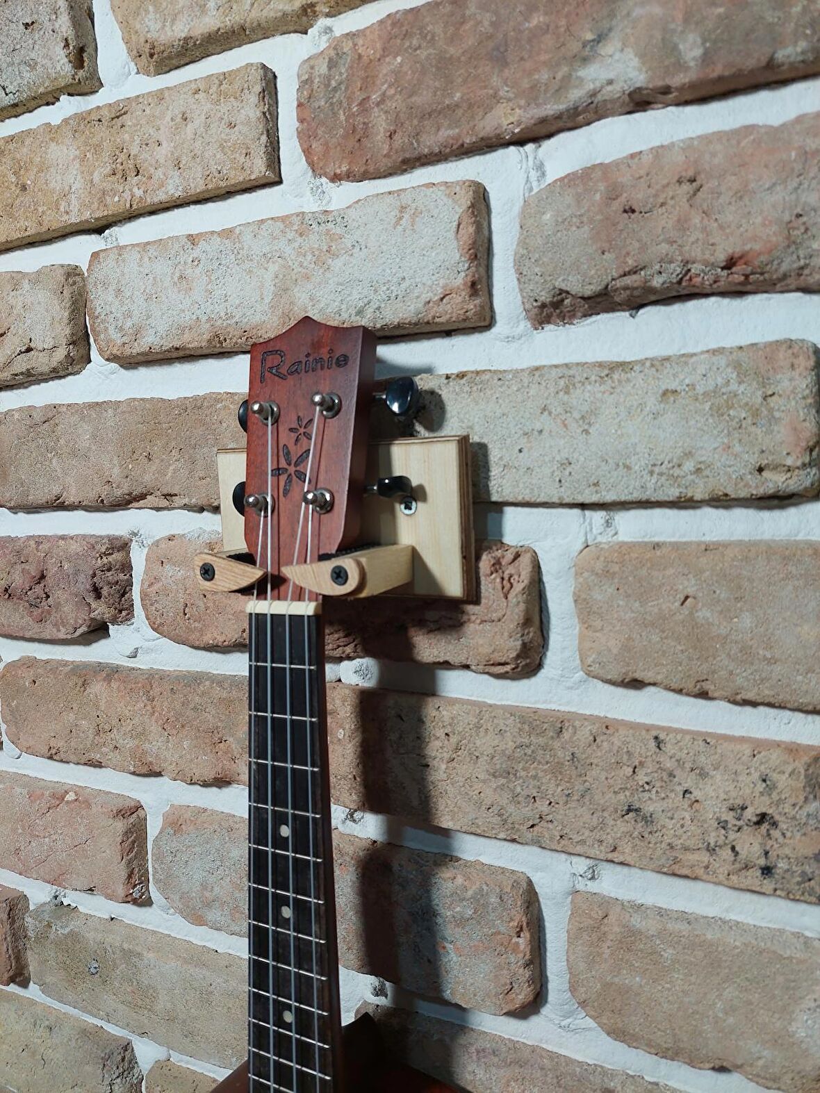 Ukulele Stand Duvar Askı Aparatı Stantı Ceviz Donizetti