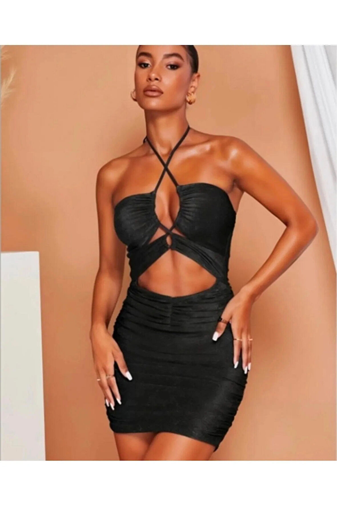 🔥 Siyah Çapraz Askılı Cut-Out Mini Elbise – Vücut Hatlarını Vurgulayan Gece Şıklığı