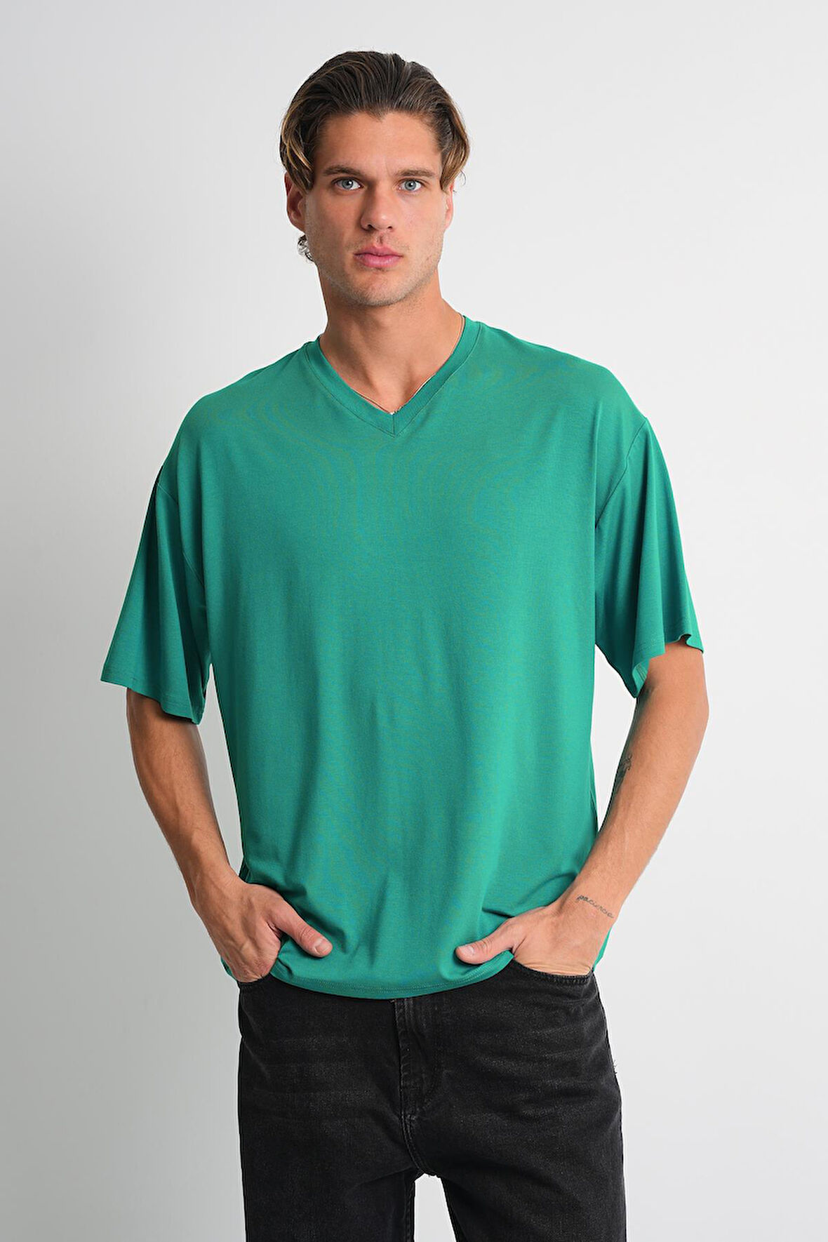 ALEXANDERGARDI V Yaka Oversize T-shirt (E24-742A)