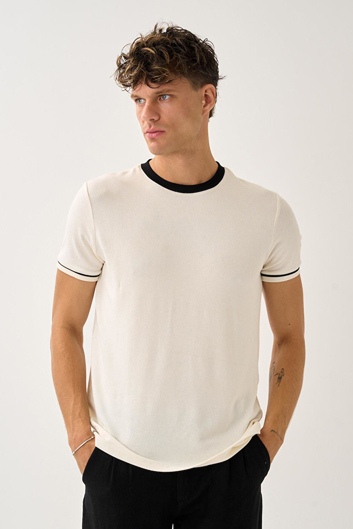 Regular Fit Yaka Detaylı T-shirt