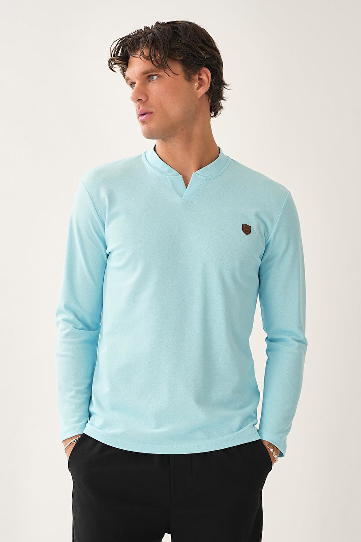 V Yaka Yırtmaç Detaylı Uzun Kollu T-Shirt