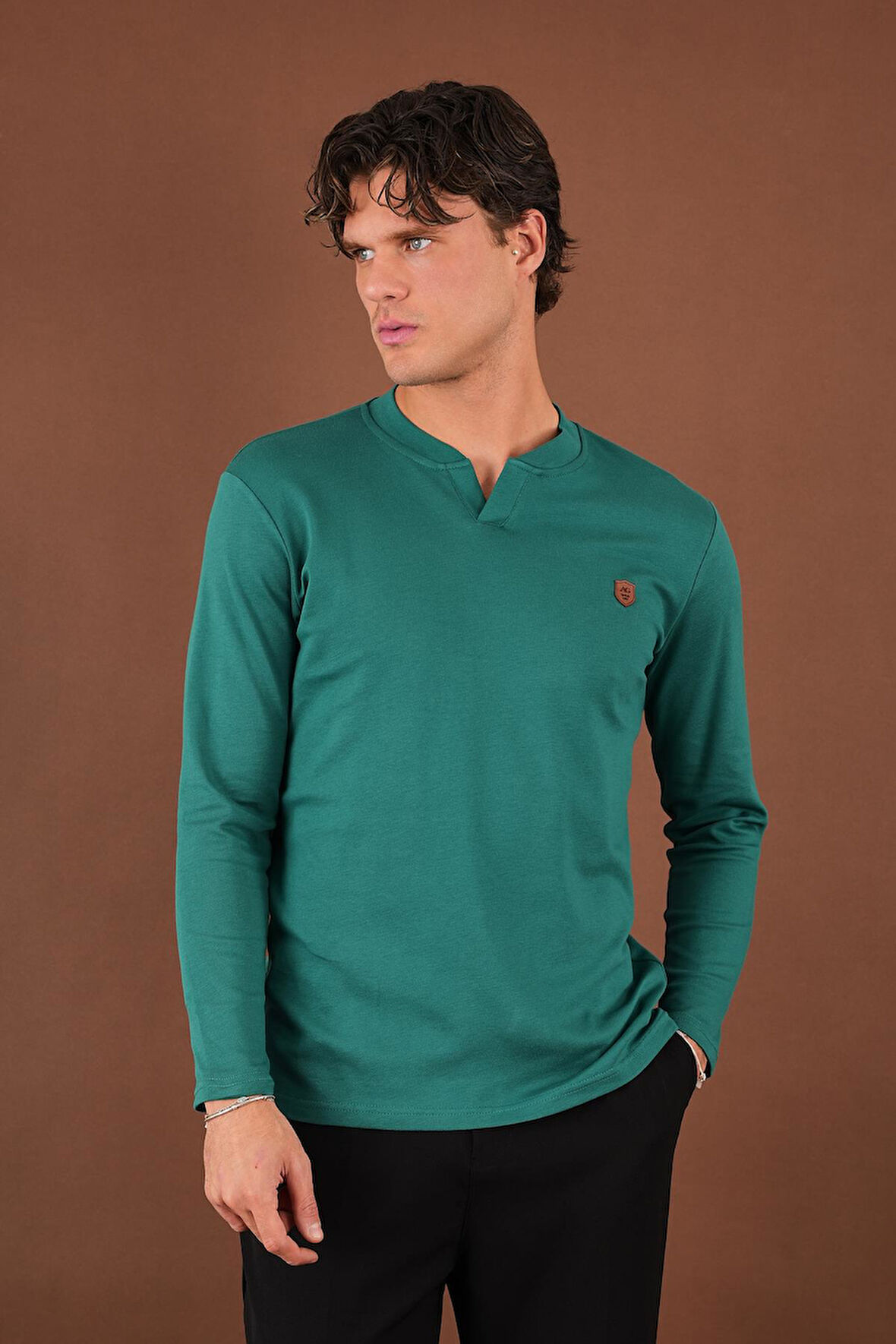 V Yaka Yırtmaç Detaylı Uzun Kollu T-Shirt