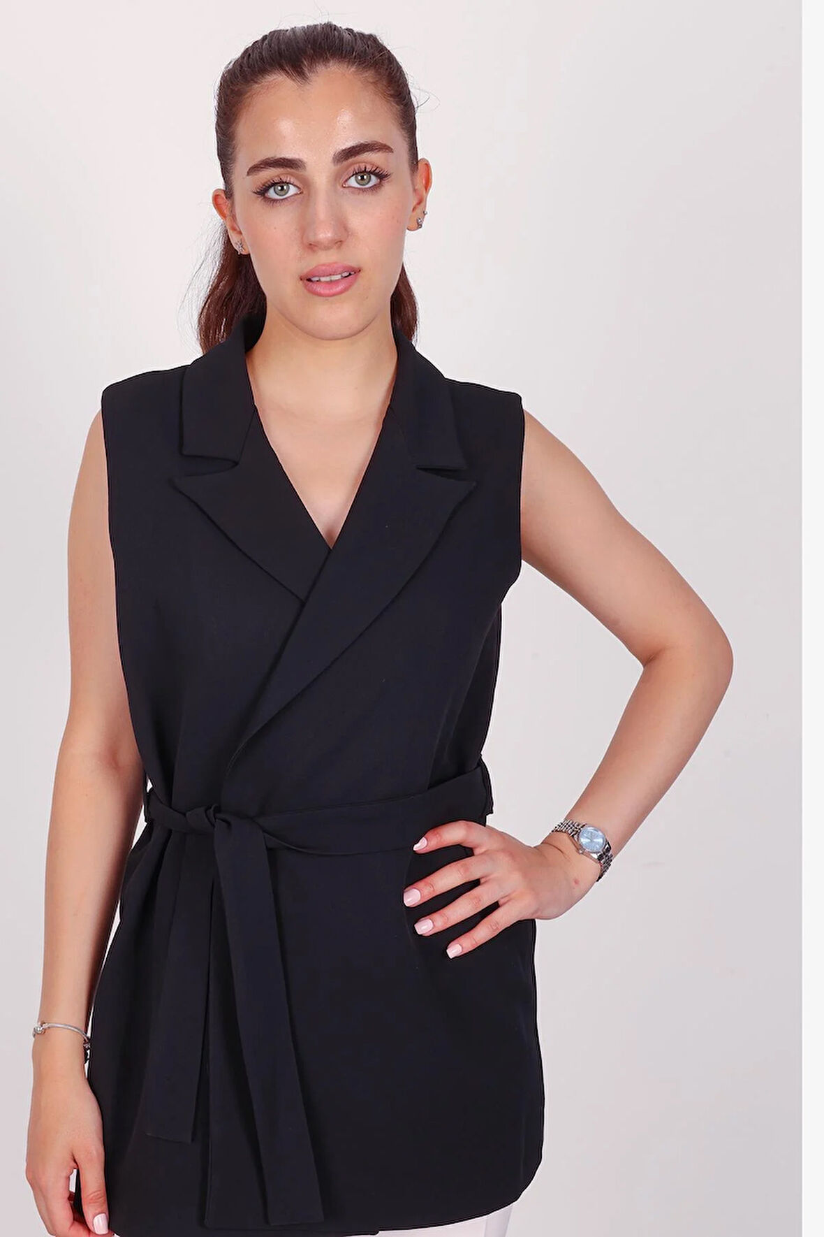 Kadın Siyah Kolsuz Kuşaklı Yelek