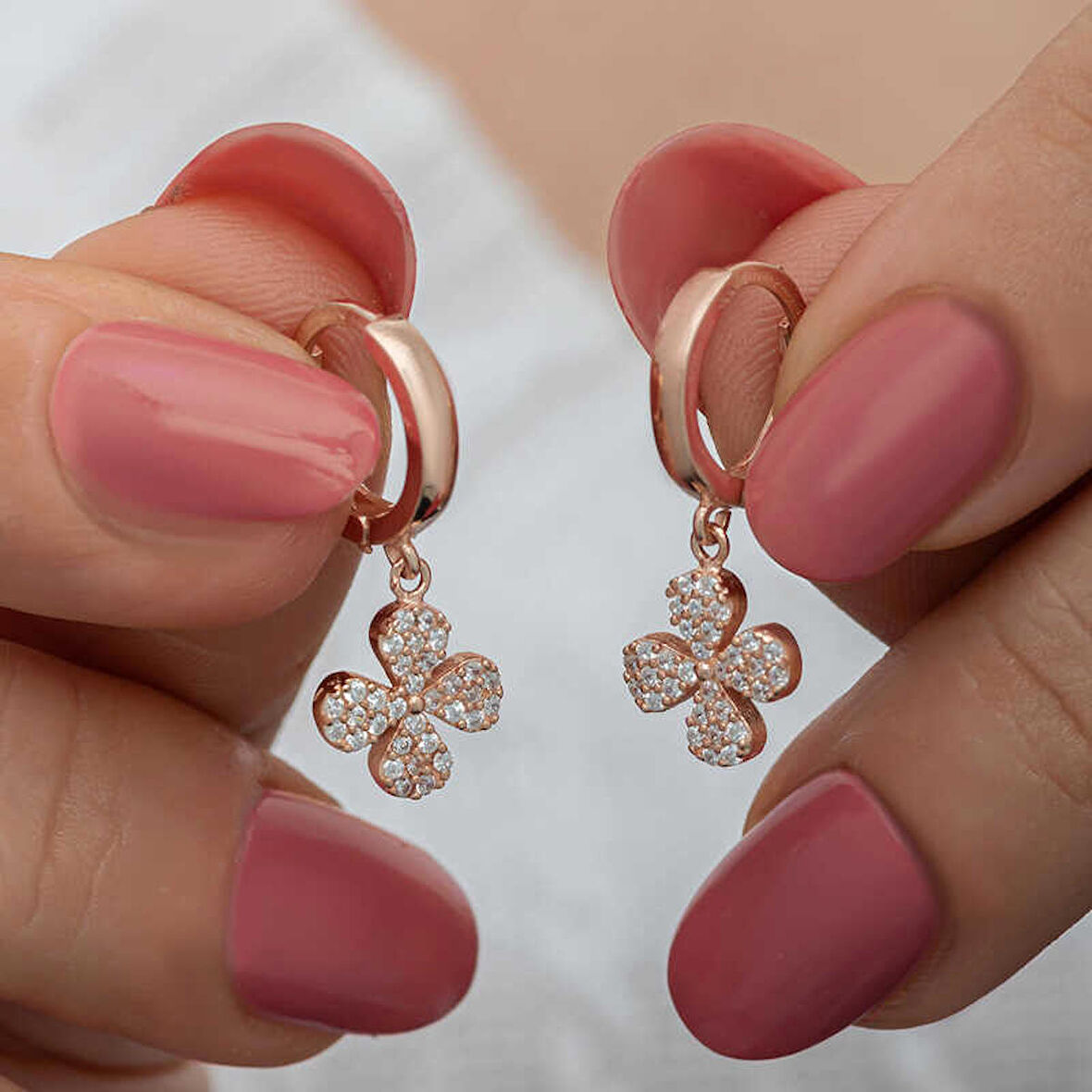 Ebuz ​Gümüş Rose Sallantılı Yonca Kadın Küpe