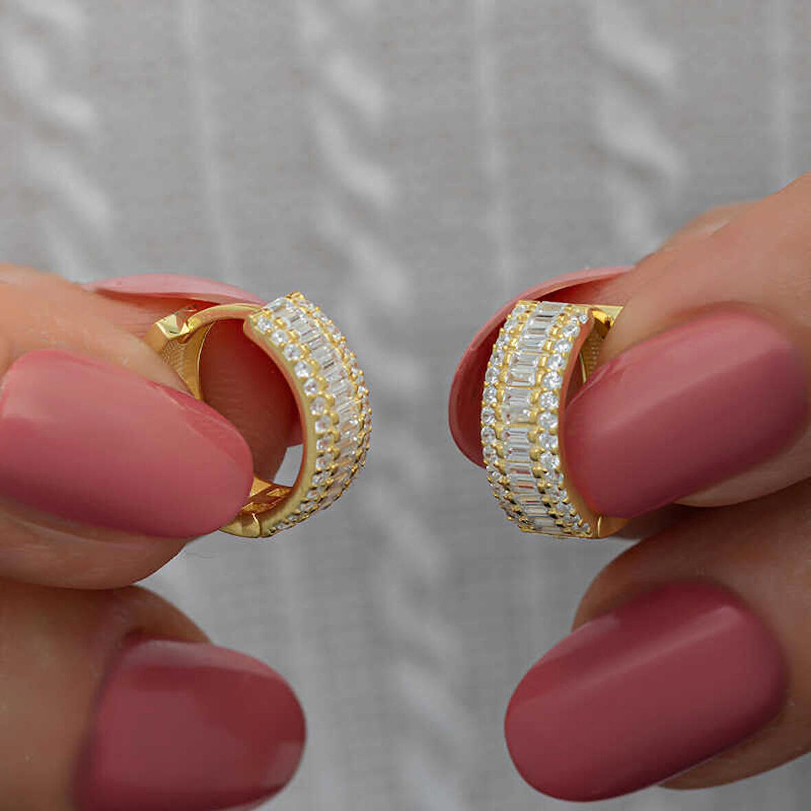 Ebuz Gümüş Gold Baget Sıra Taşlı Halka Küpe