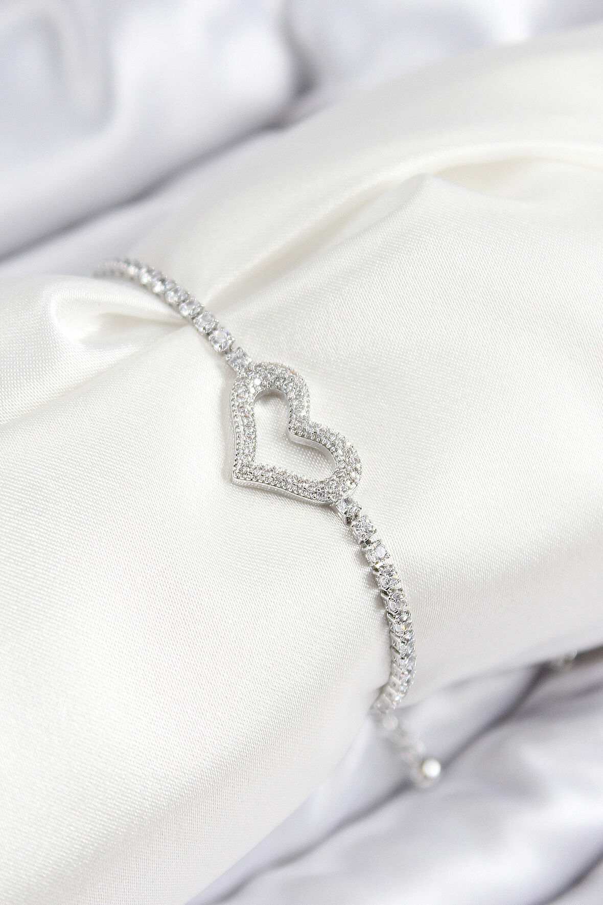 Pirinç Zirkon Taşlı Kalp Model Gümüş Renk Asansörlü Kadın Bileklik