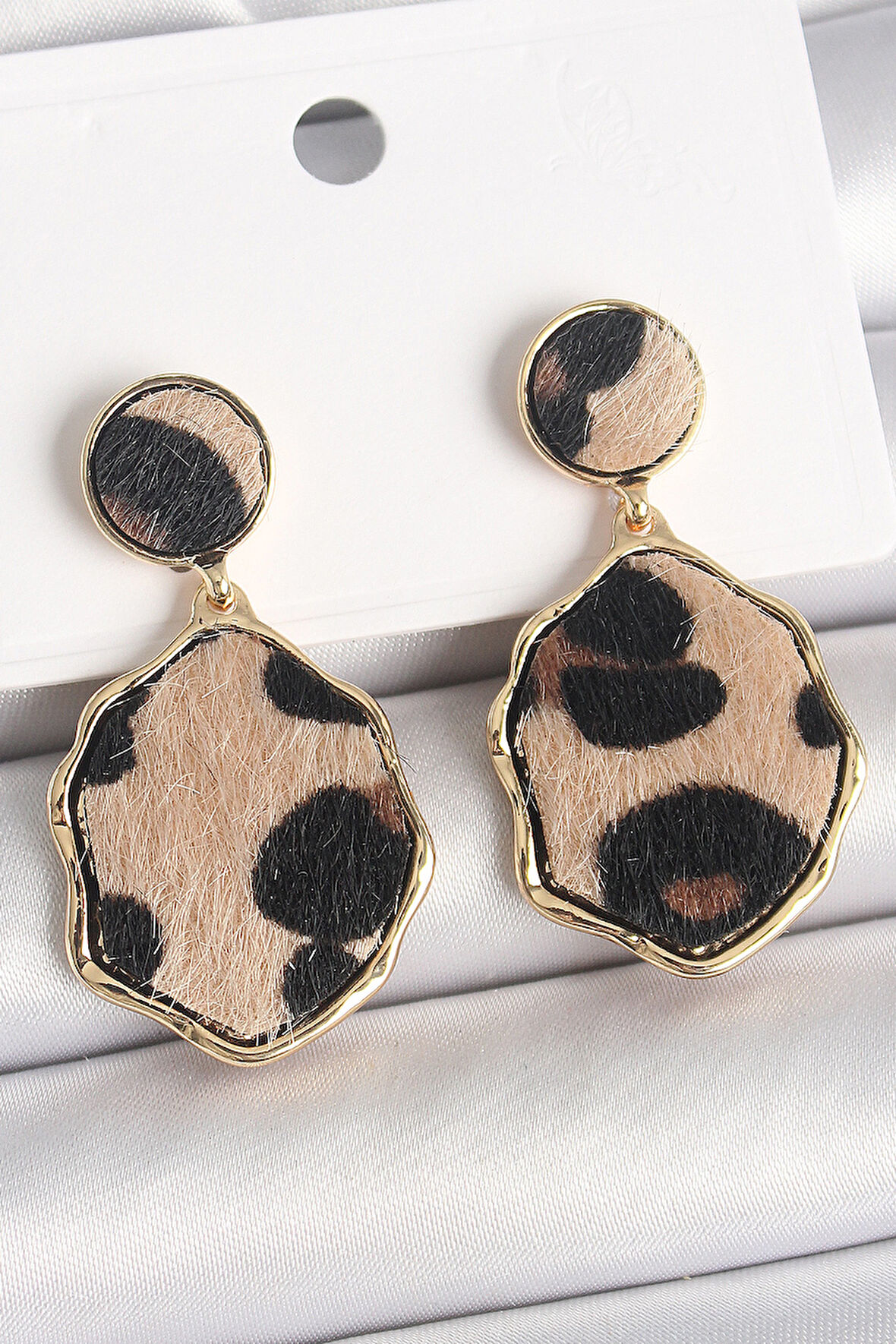 Pirinç Gold Renk Sallantı Leopar Desen Plaka Model Kadın Küpe