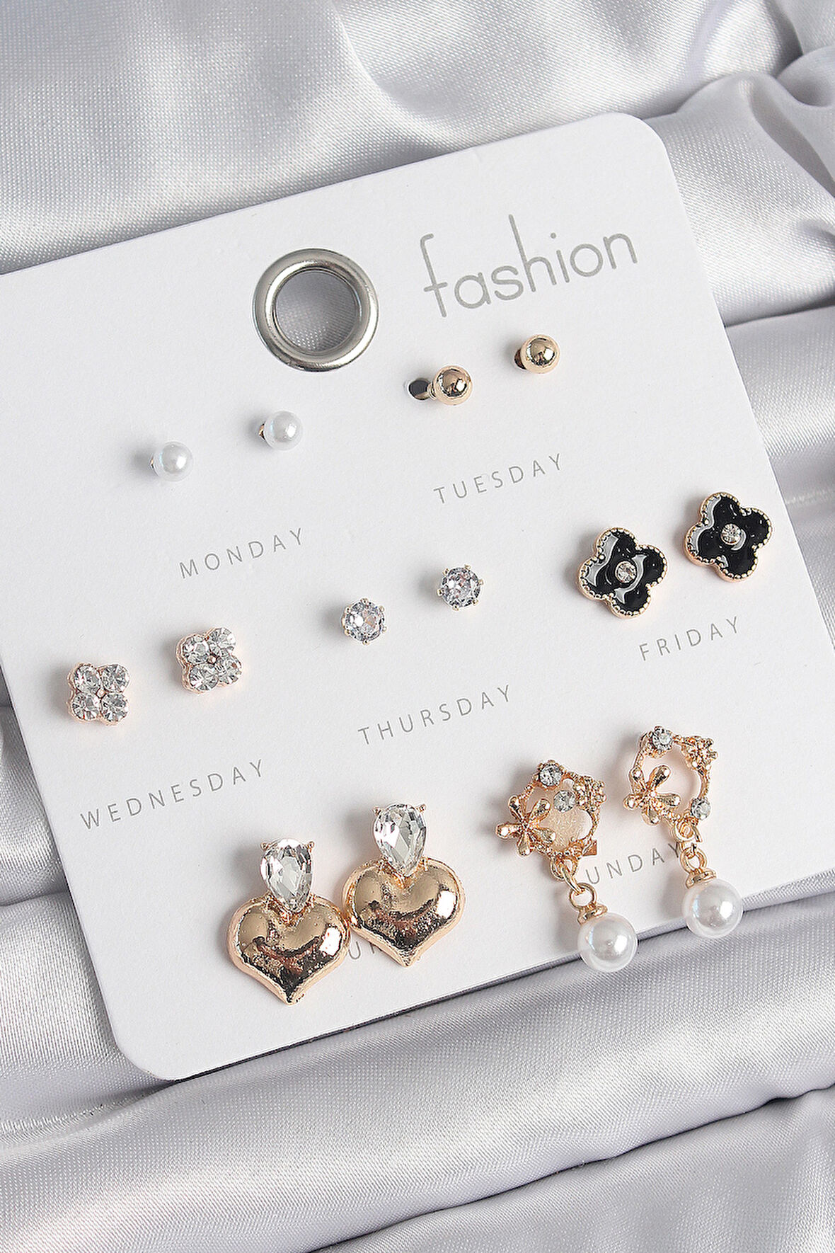 Pirinç Gold Renk Zirkon Taşlı Kalp Figür Siyah Yonca Detay 7 Çift Kadın Küpe Seti