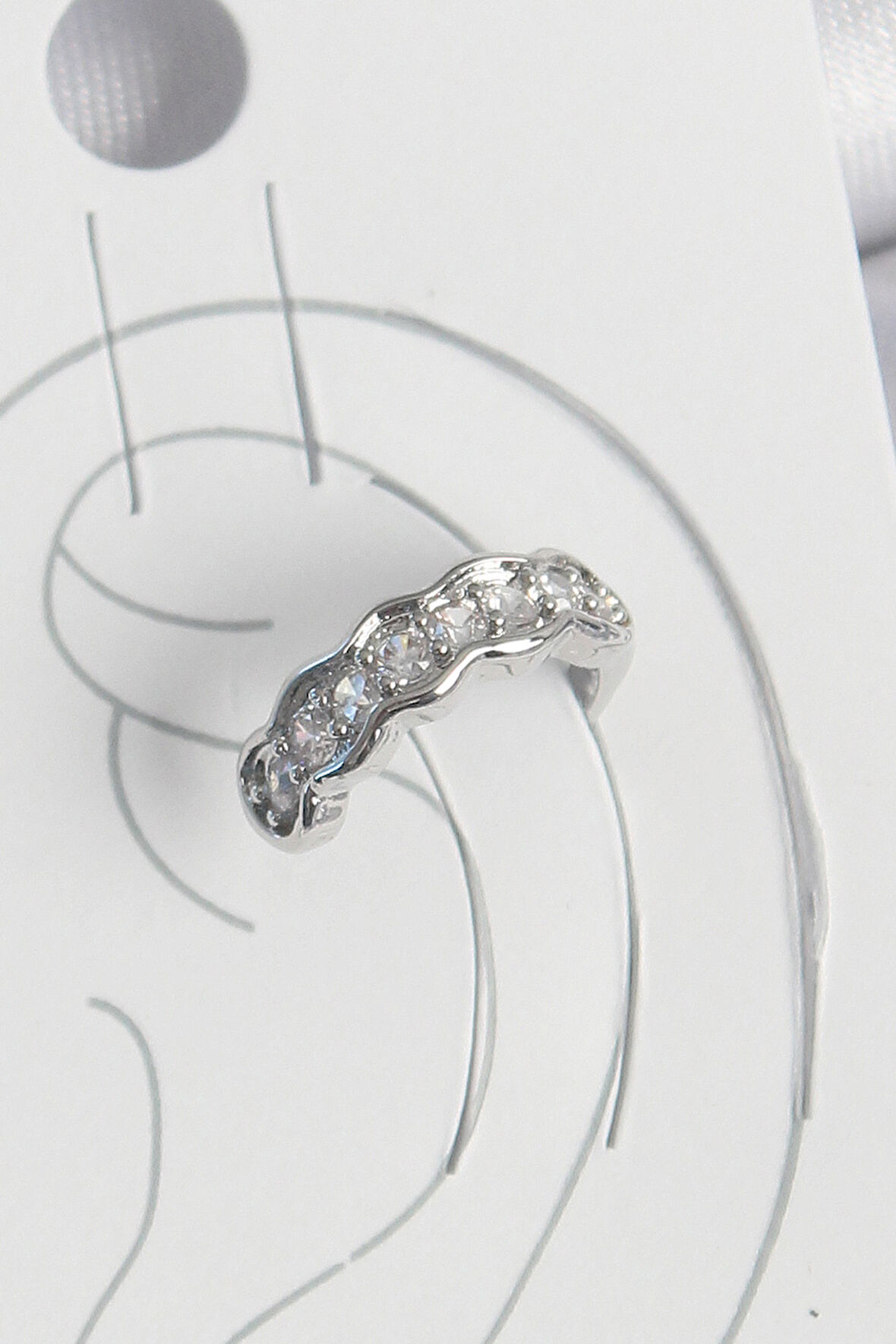 Pirinç Gümüş Renk Zirkon Taşlı Kıkırdak Model Kadın Küpe