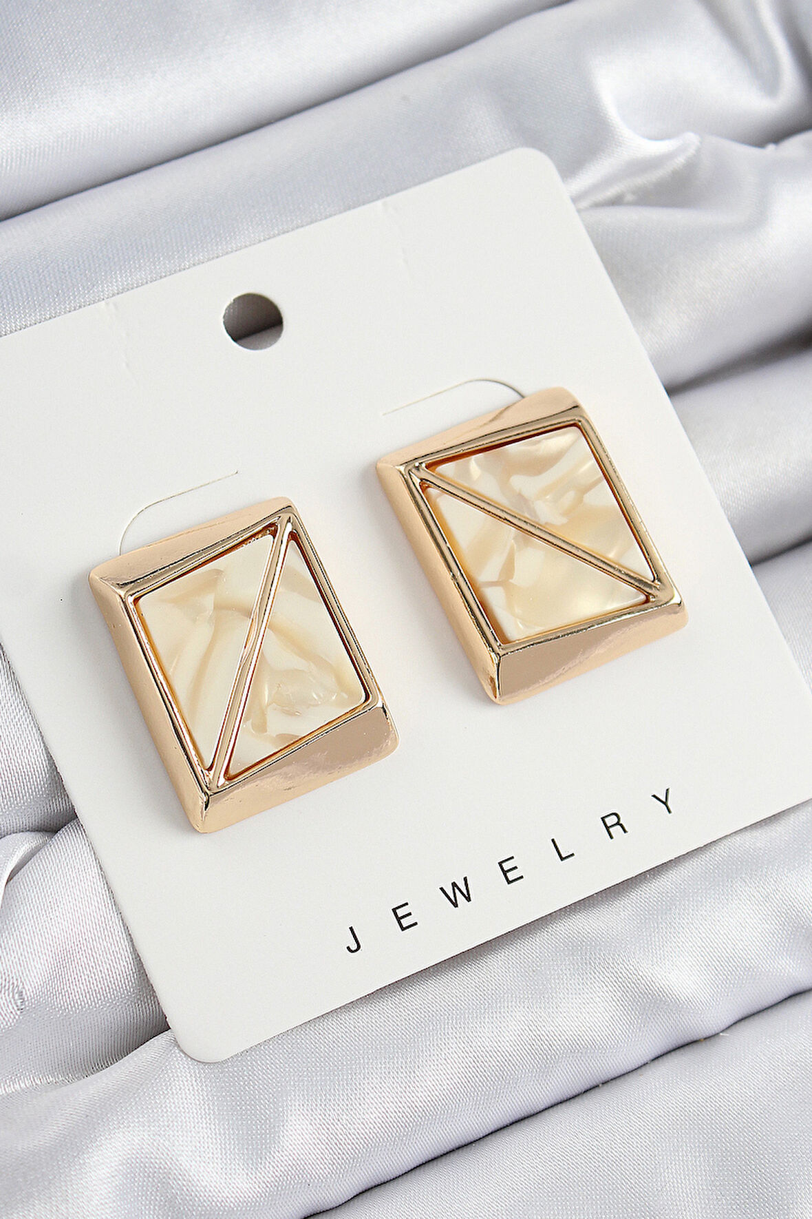 Pirinç Krem Üçgen Kesim Detaylı Kare Model Vintage Gold Renk Kadın Küpe