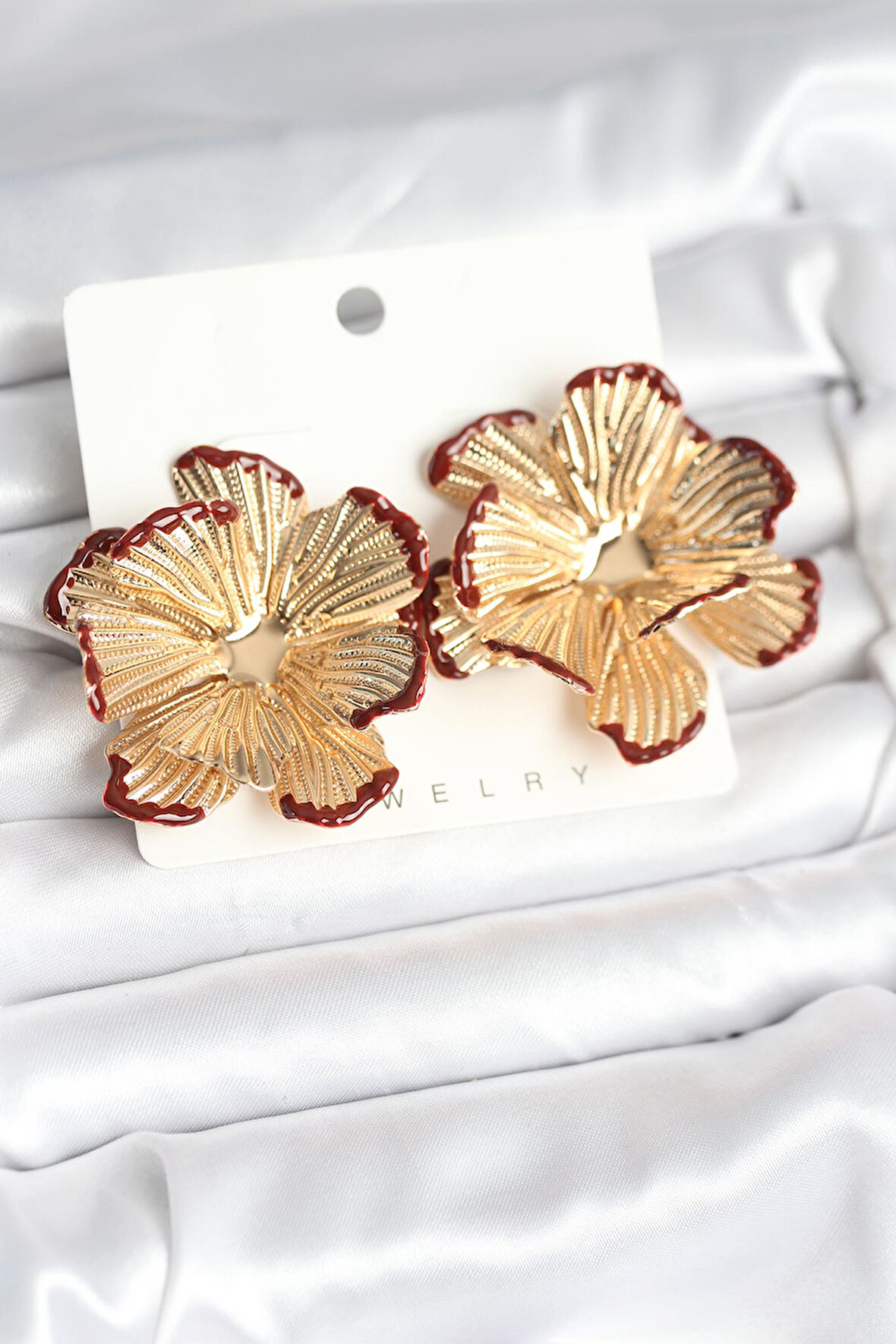 Pirinç Gold Renk Bordo Renk Detaylı Lotus Kadın Küpe