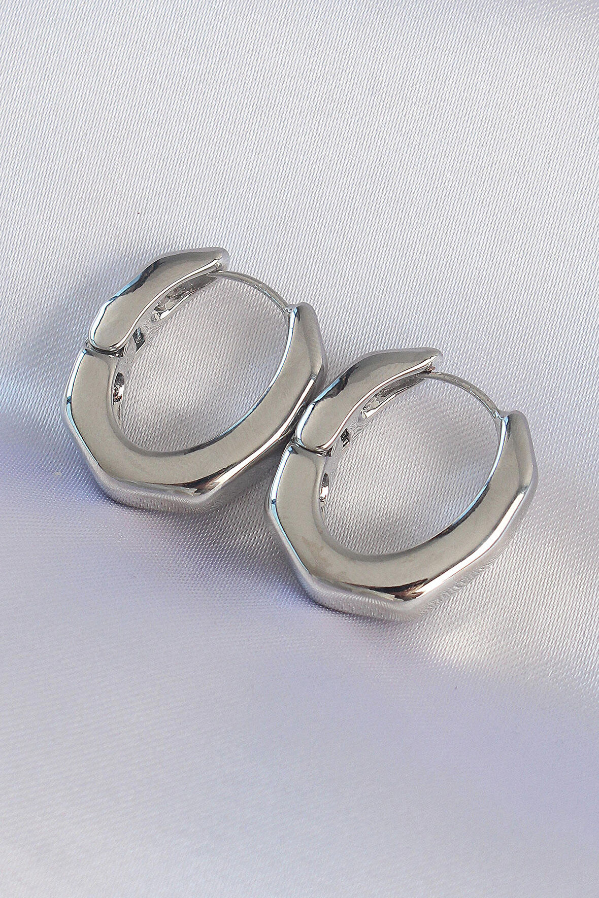 Pirinç Gümüş Renk Kalın Kemik Model Küpe - EBJ240601W24756