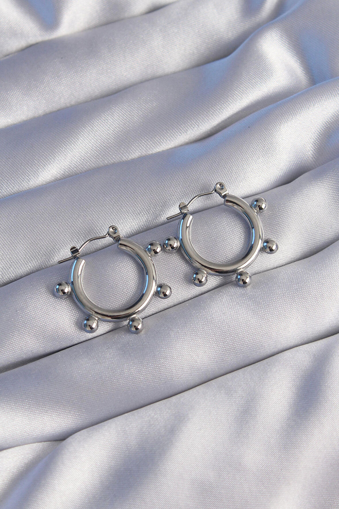 316L Çelik Gümüş Renk Topçuk Tasarımlı Oval Küpe - EBJ240629W25064