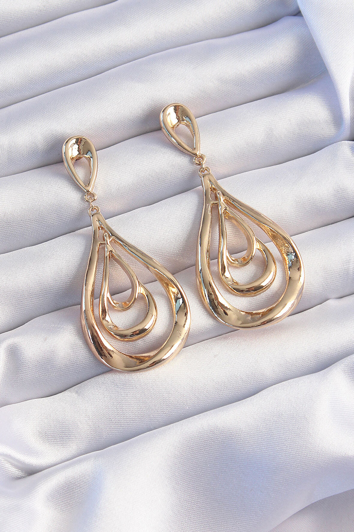 Pirinç Gold Renk Kıvrımlı Damla Görünüm Sallantılı Küpe - EBJ240820W26600