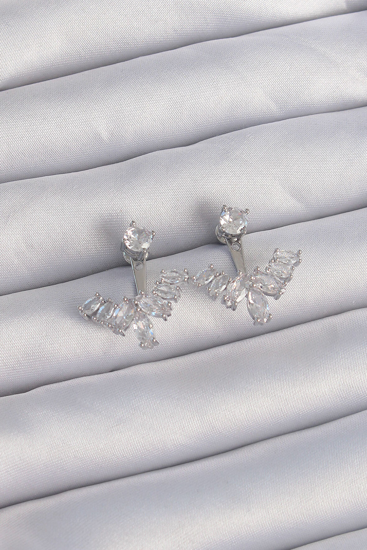 Pirinç Gümüş Renk Zirkon Taşlı V Model Küpe - EBJ240820W26690