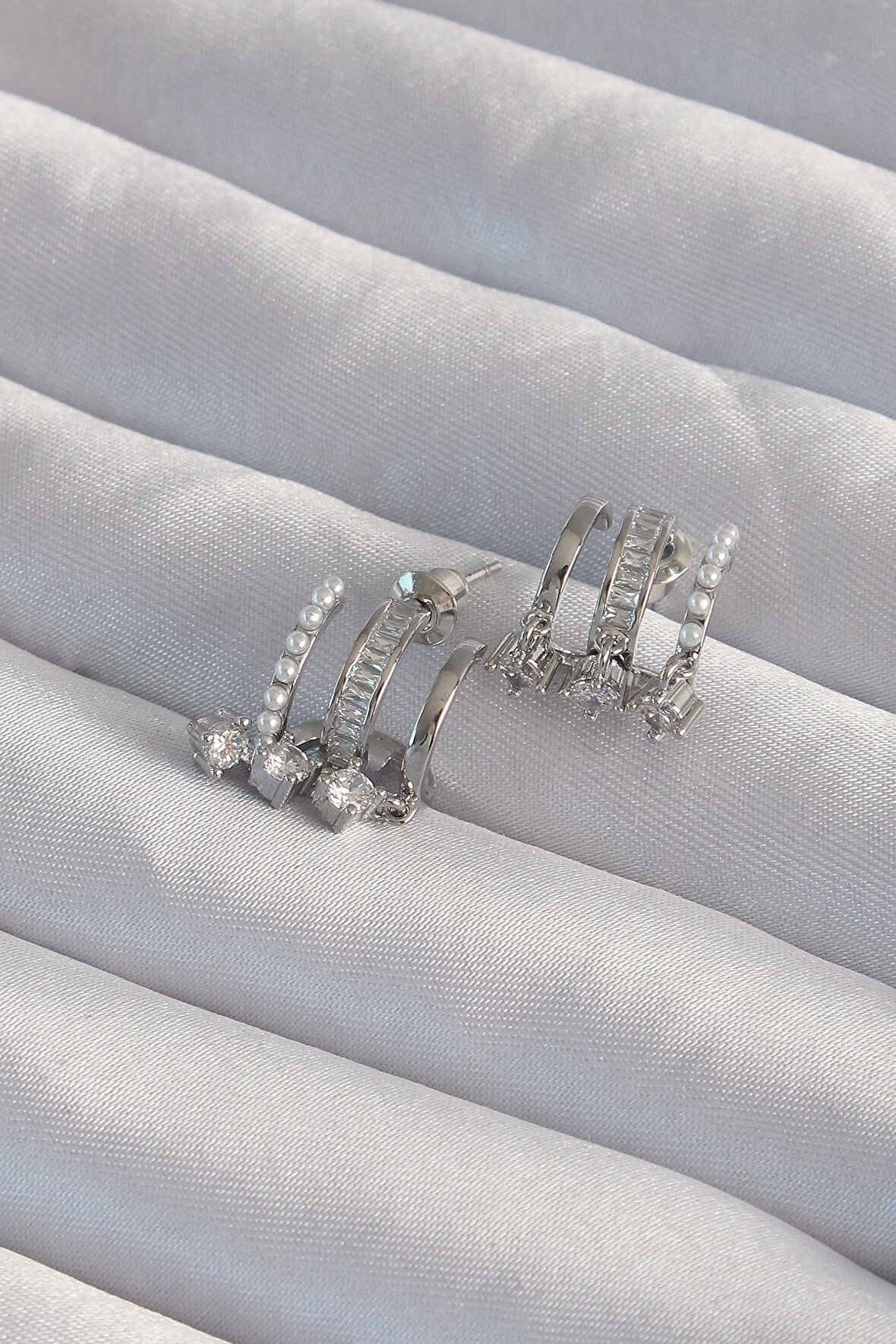 Pirinç Gümüş Renk İncili Çoklu Zirkon Taşlı Yarım Halka Küpe - EBJ240820W26716