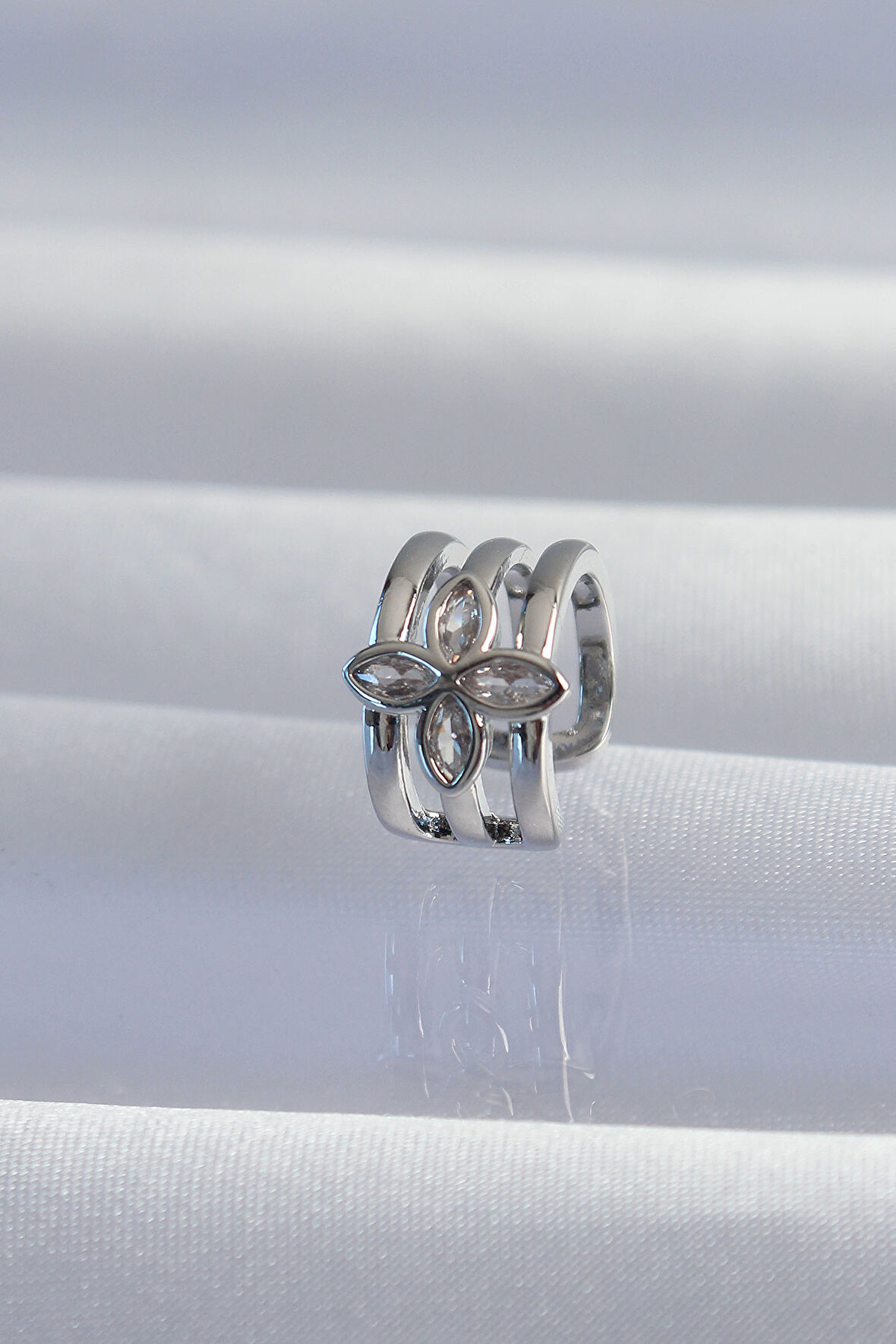 Pirinç Gümüş Renk Yonca Earcuff Küpe - EBJ240820W26730