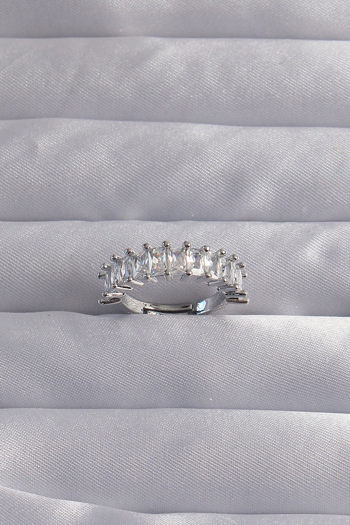 Pirinç Ayarlamalı Gümüş Renk Baget Taşlı Su Yolu Yüzük - EBJ240912W27725