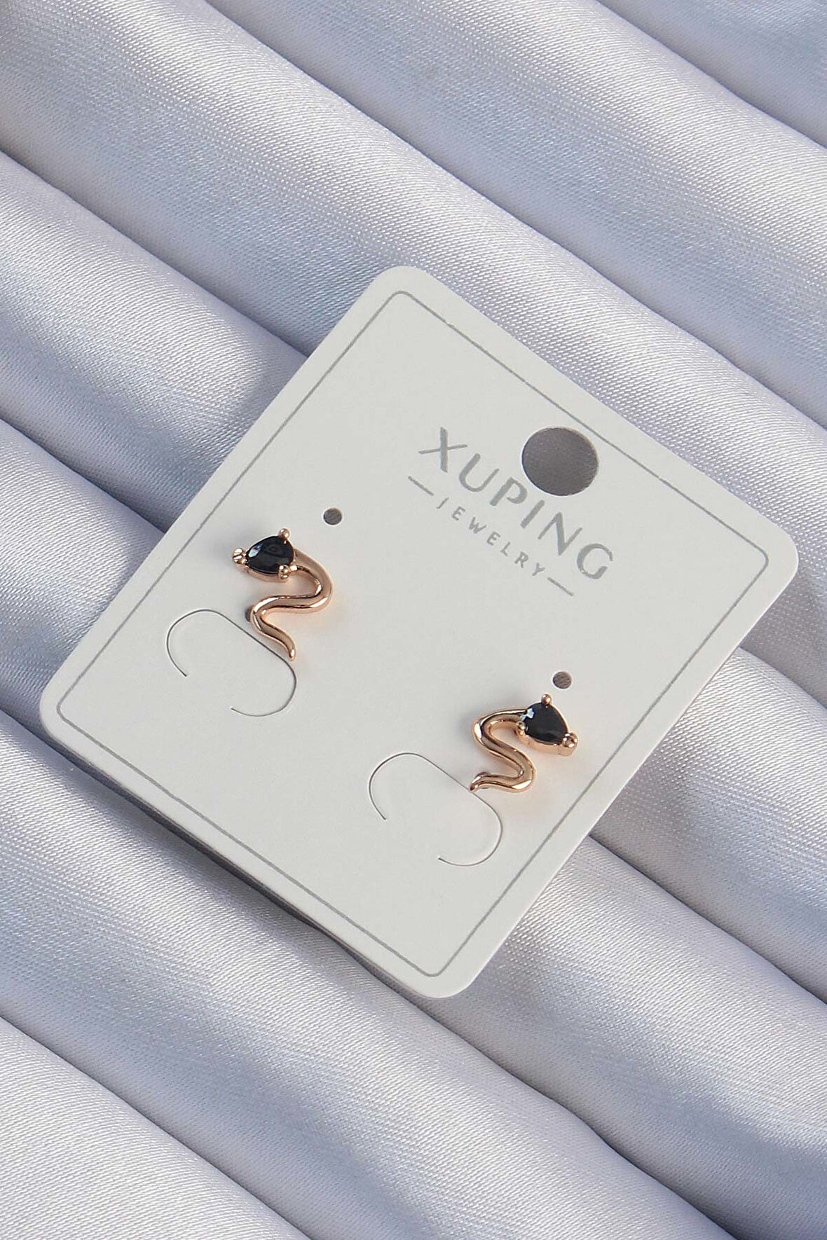 Xuping Rose Renk Siyah Zirkon Taşlı Kıvrımlı Küpe - EBJ240913W28088