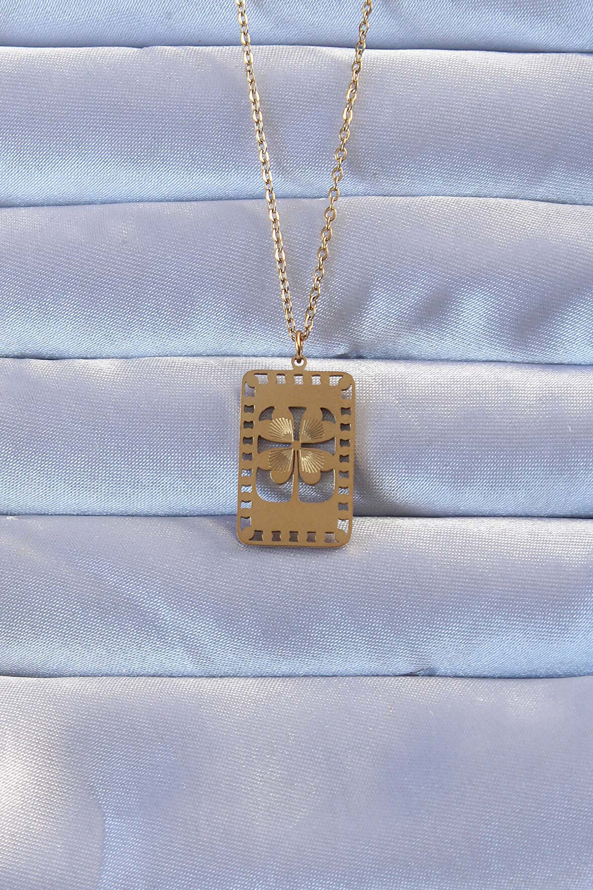 Gold Renk İşlemeli Yonca Model Vintage Kolye - EBJ240928W28315