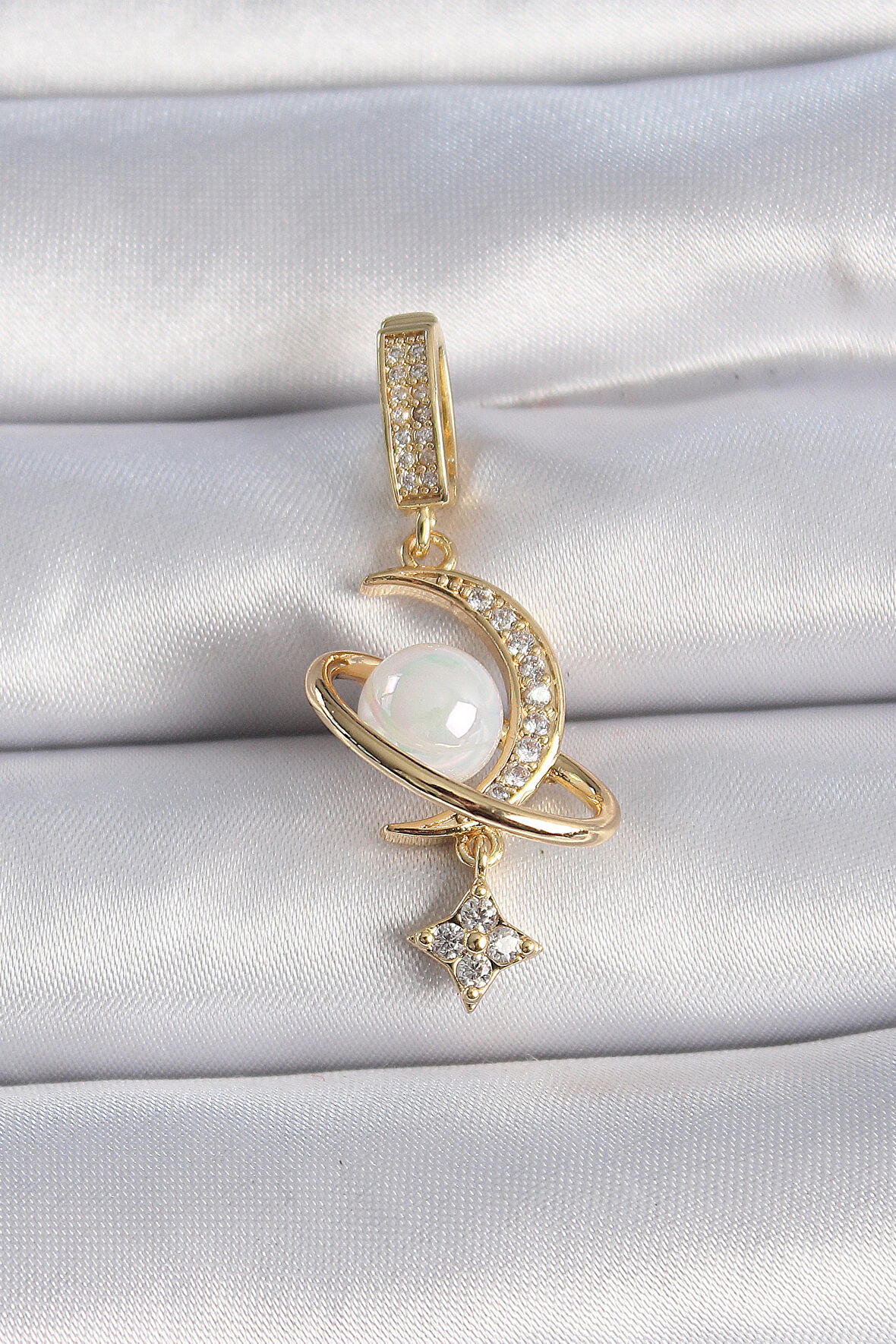 Gold Renk Zirkon Taş Detaylı Hilal Model Sallantı İncili Ajda Charm - EBJ241109W28982