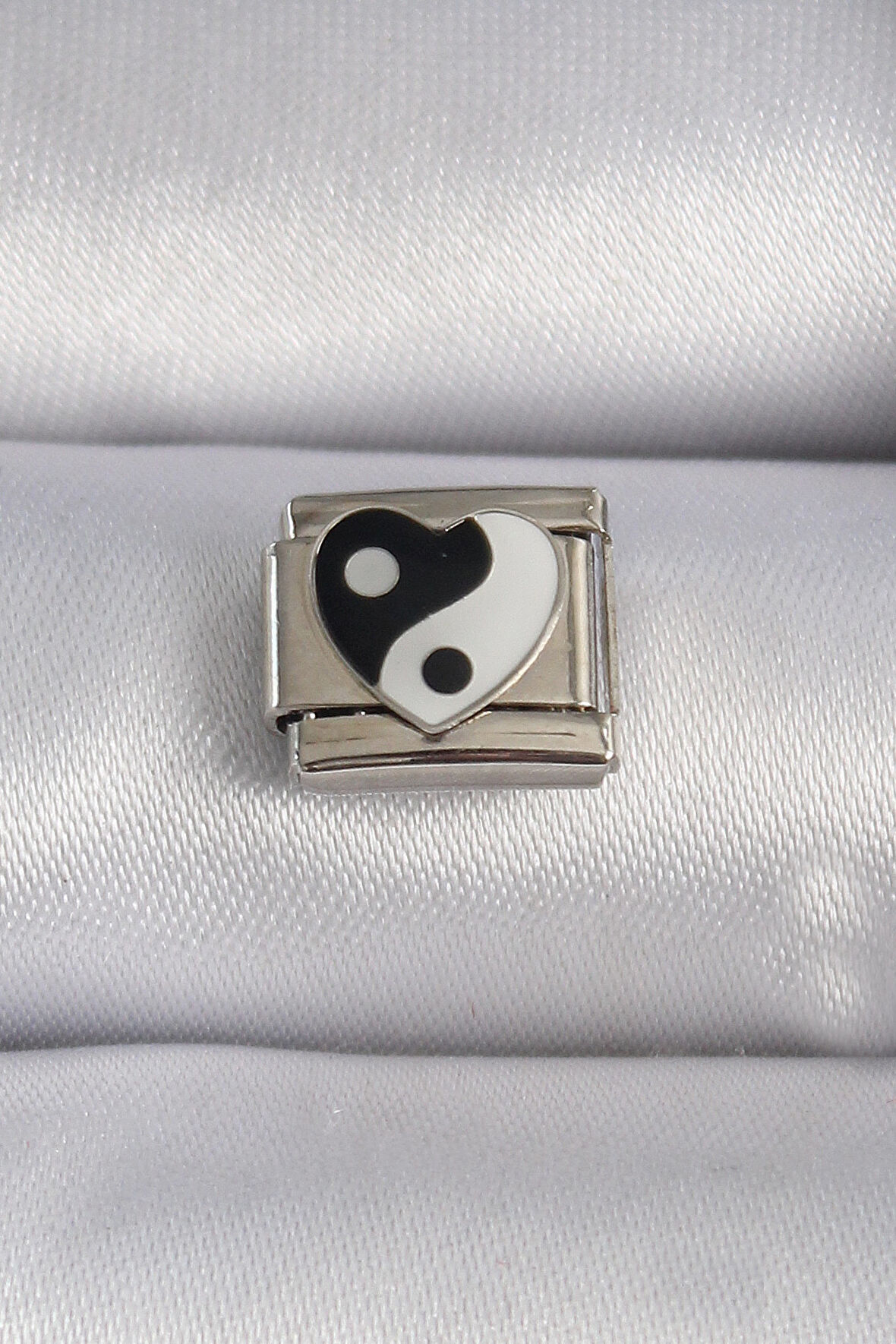 Gümüş Renk Kalp Ying Yang İşleme Nomination Charm - EBJ241109W29003