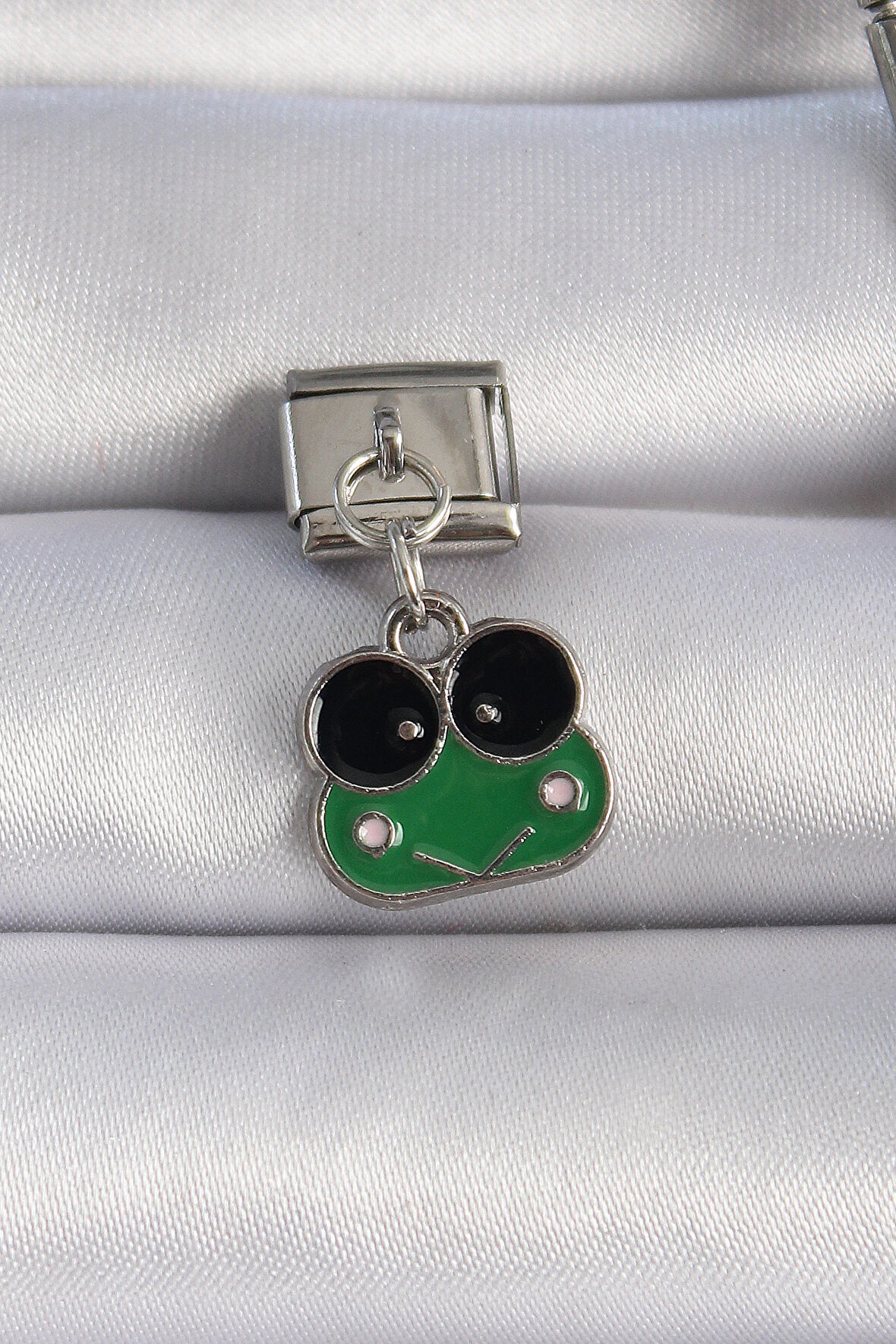 Gümüş Renk Sallantılı Yeşil Kurbağa Figür Nomination Charm - EBJ241109W29046