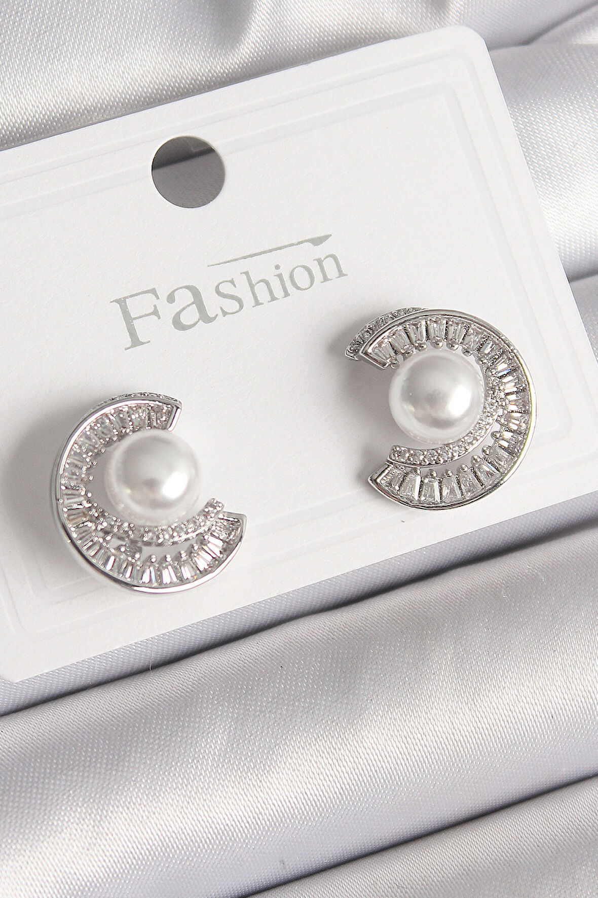 Gümüş Renk Zirkon Taşlı Salyangoz Model İnci Detay Kadın Küpe - EBJ241214W29910