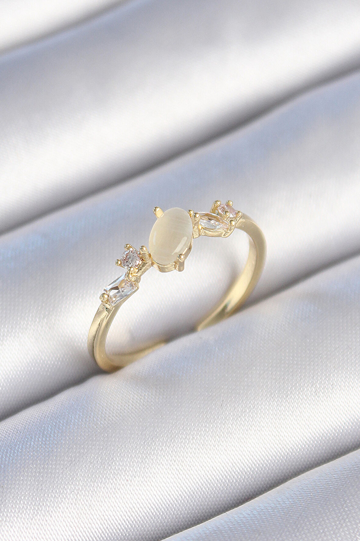 Gold Renk Zirkon Taşlı Oval Beyaz Mineli Kadın Yüzük - EBJ241214W29759