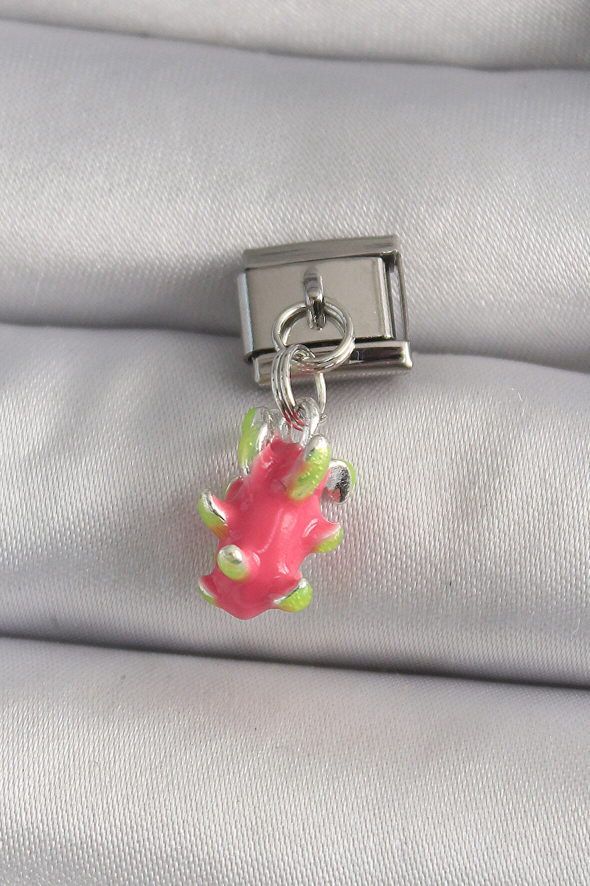 Gümüş Renk Sallantı Ejder Meyvesi Model Nomination Charm - EBJ250113W30398