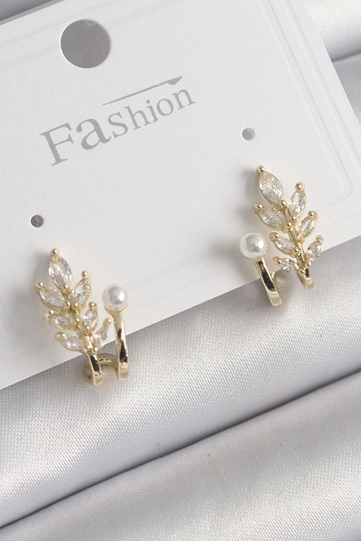 Pirinç Gold Renk Zirkon Taşlı Yaprak Model İnci Detay Küpe - EBJ250113W30481