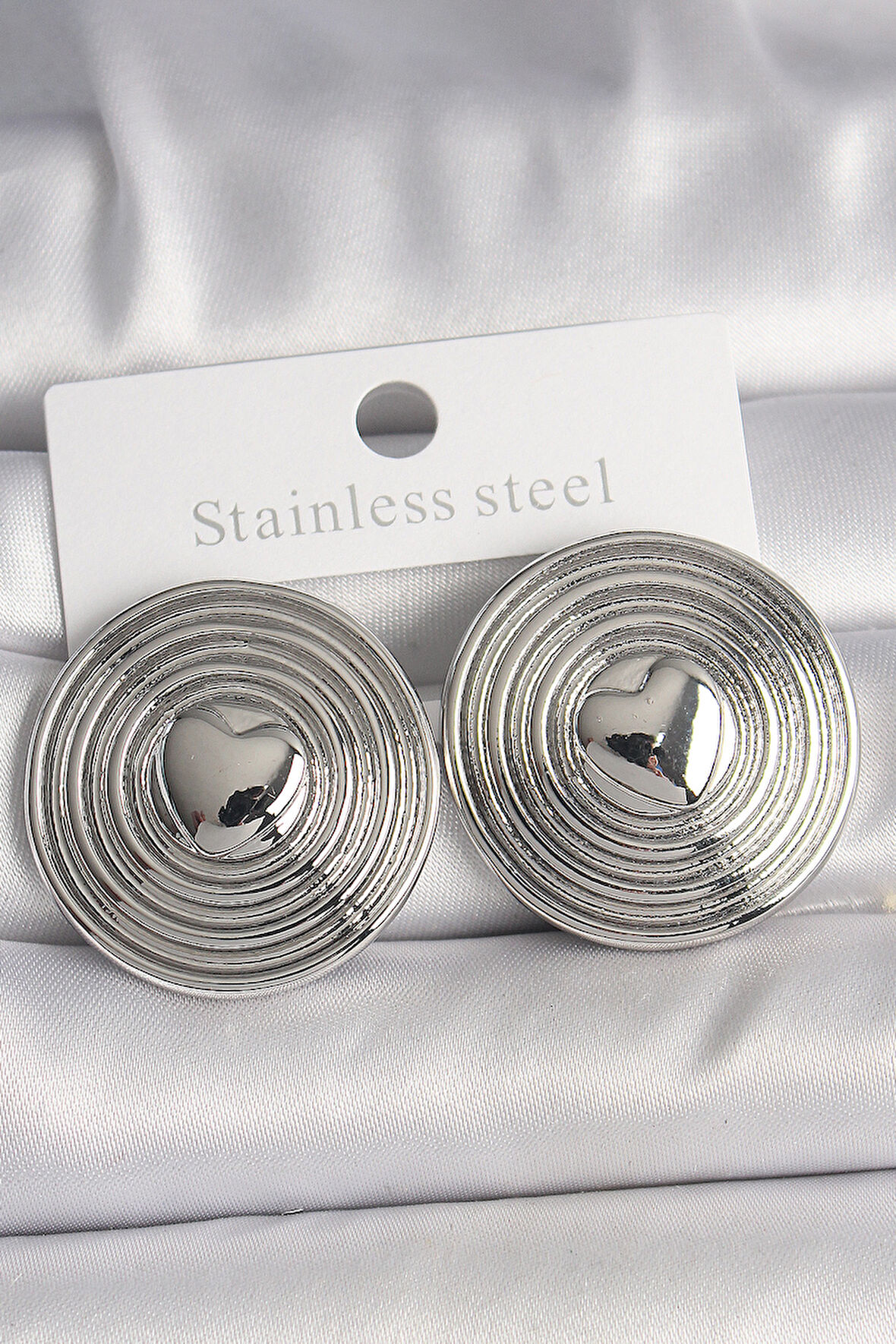 Pirinç Gümüş Renk Kalp İşlemeli Daire Plaka Model Kadın Küpe - EBJ250207W31200