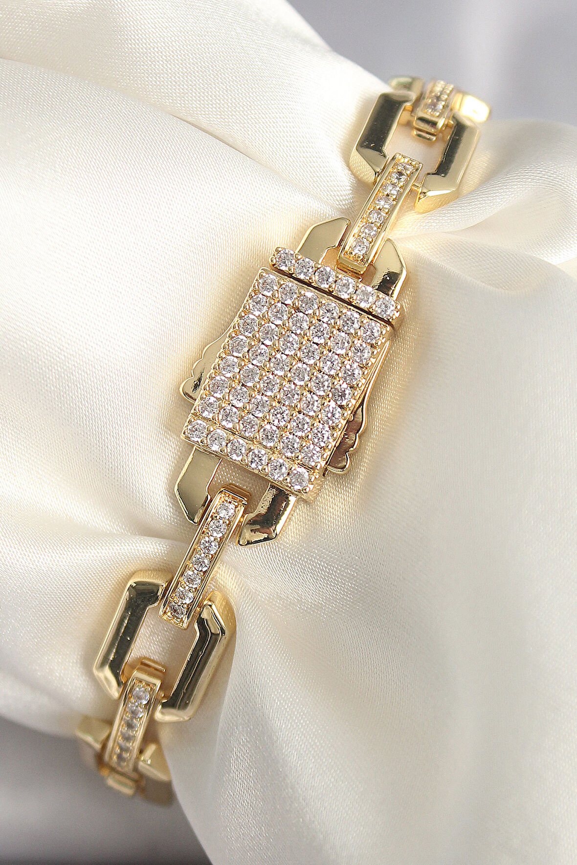 Pirinç Gold Renk Zirkon Taş Detaylı Kare Zincir Model Xuping VIP Exculusive Seri Kadın Bileklik - EBJ250301W31306