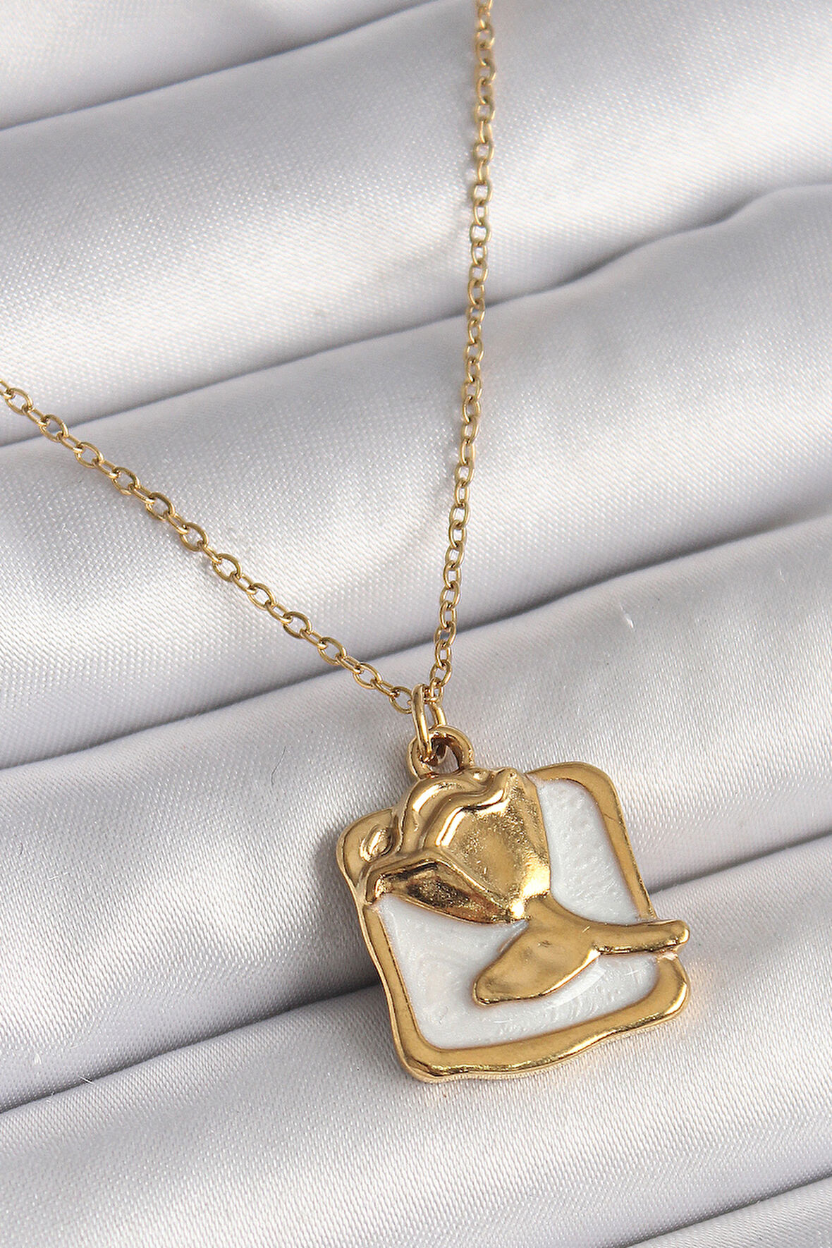 Gold Renk Zincir Beyaz Mineli Gül Portre Model Kadın Kolye - EBJ250301W31666