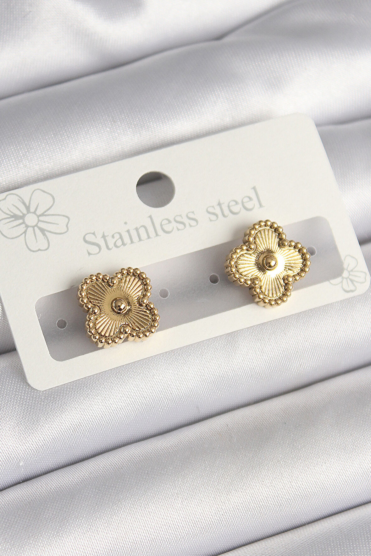 Gold Renk İşleme Detaylı Yonca Model Kadın Küpe - EBJ250301W31469
