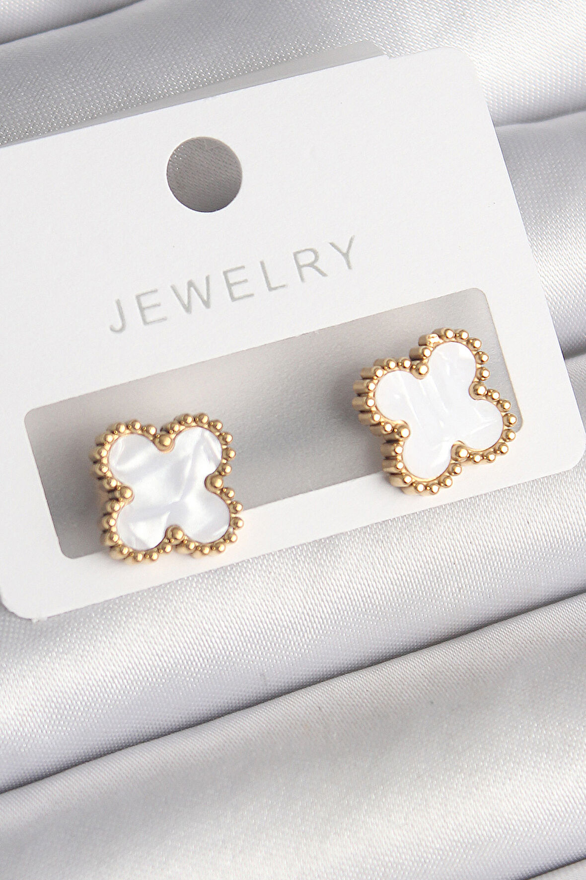 Gold Renk Beyaz Minelik Yonca Model Kadın Küpe - EBJ250301W31470