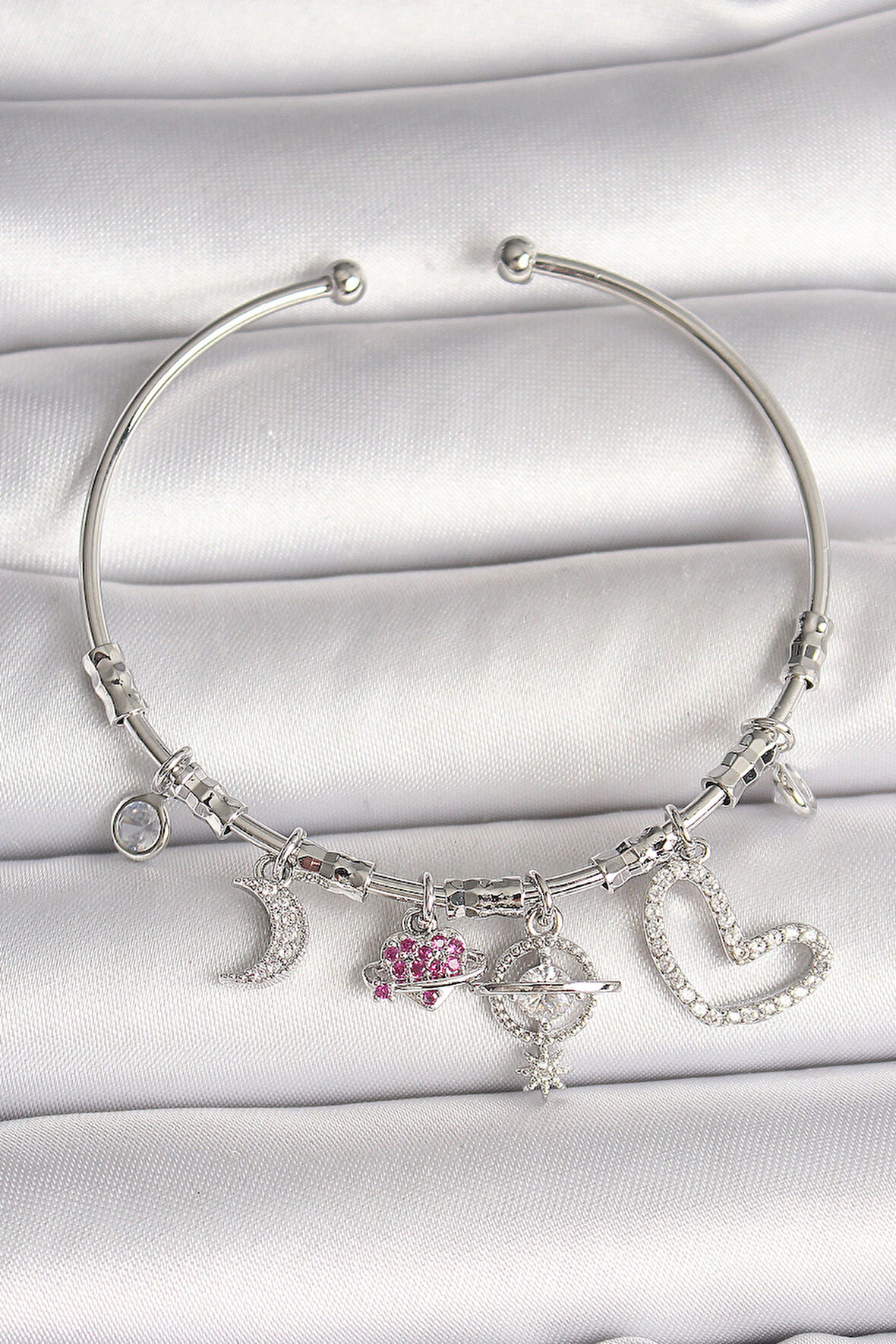 Pirinç Gümüş Renk Sallantı Zirkon Taşlı Gezegen Figür Kalp Detay Charm Kadın Bileklik - EBJ250501W32821