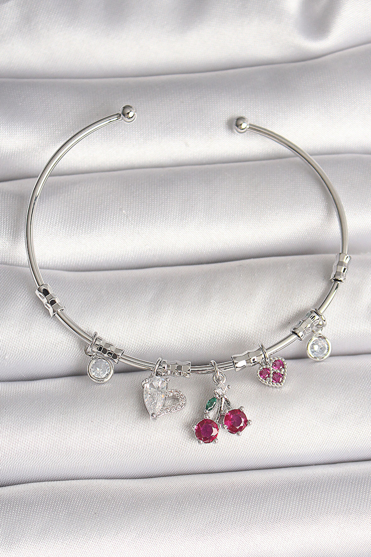 Pirinç Gümüş Renk Sallantı Kiraz Figür Kalp Detay Charm Kadın Bileklik - EBJ250501W32823