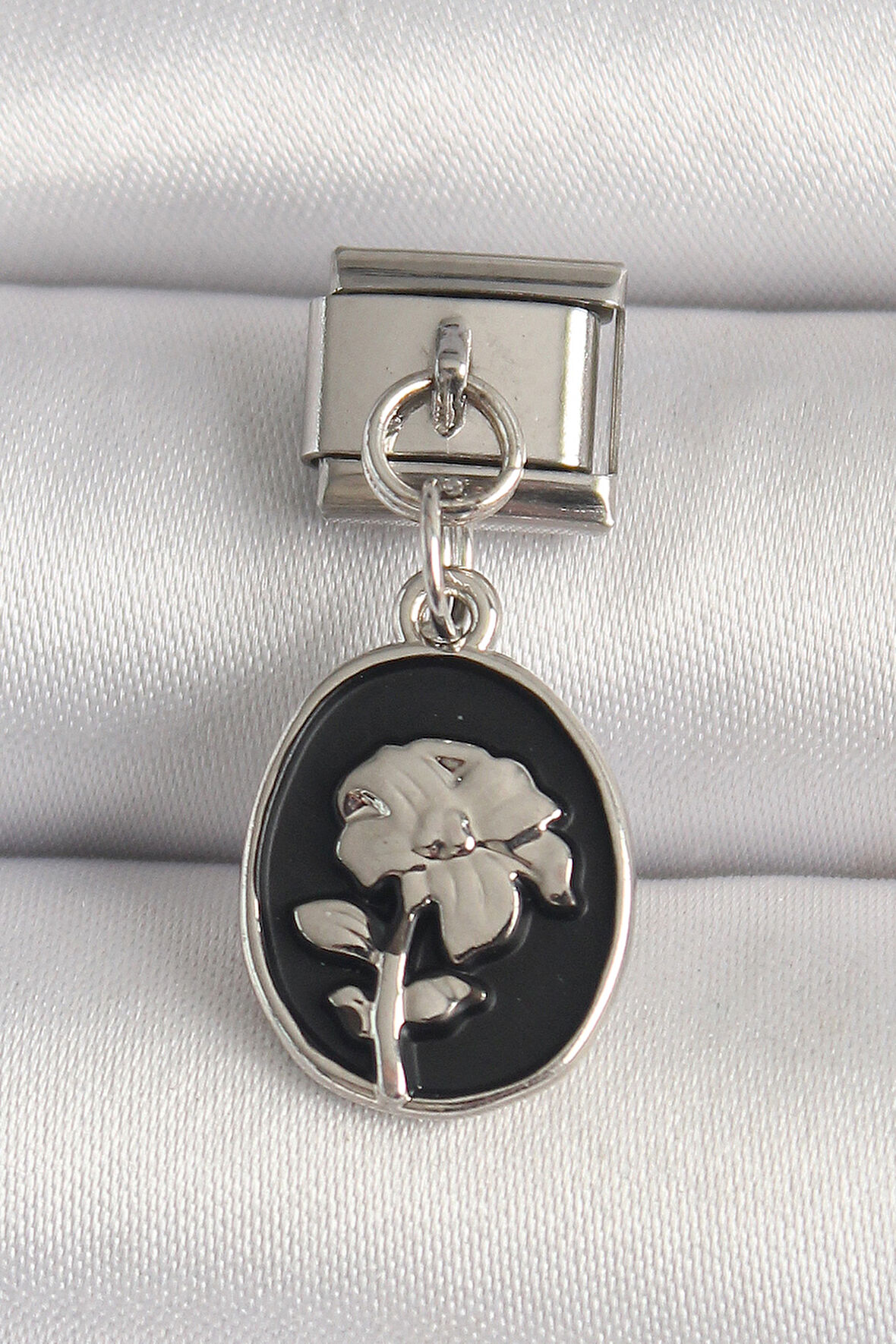 Gümüş Renk Gümüş Çiçek İşlemeli Siyah Portre Model Nomination Charm - EBJ250501W32843