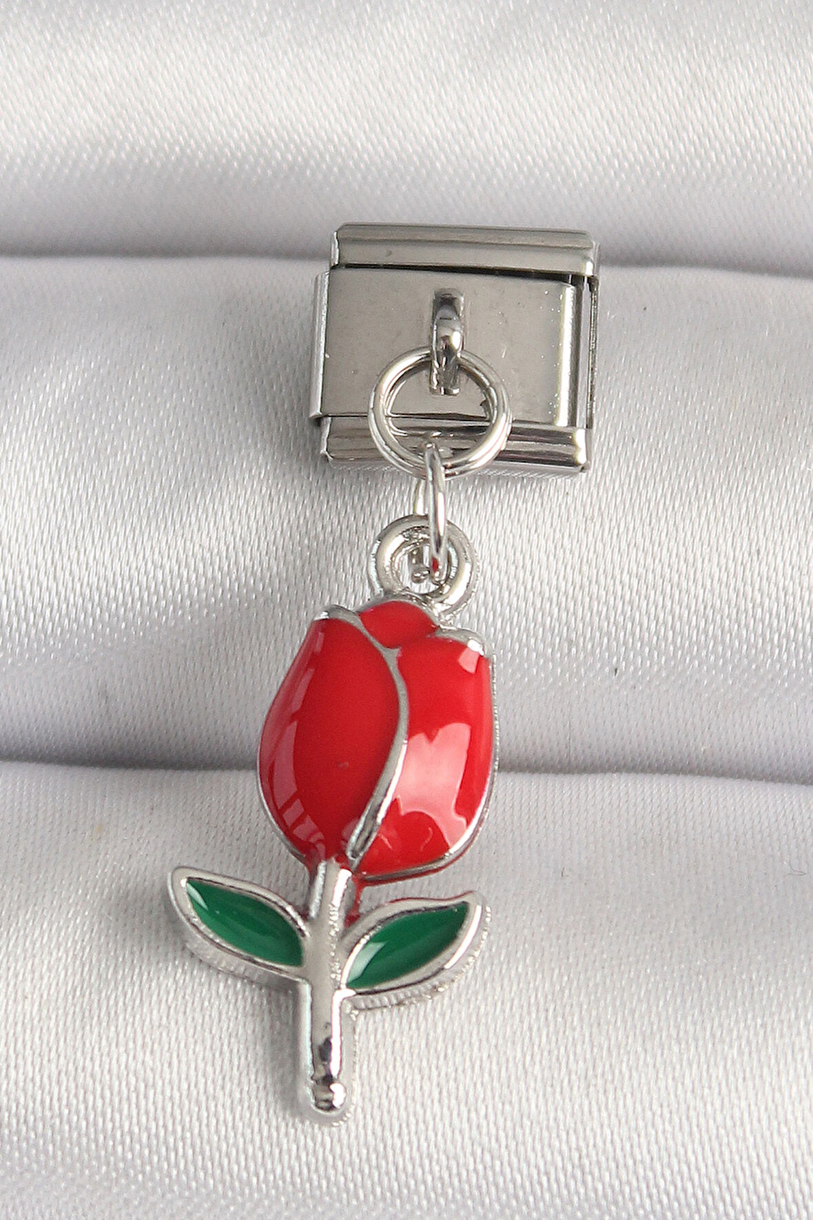 Gümüş Renk Kırmızı Gül Model Nomination Charm - EBJ250501W32846