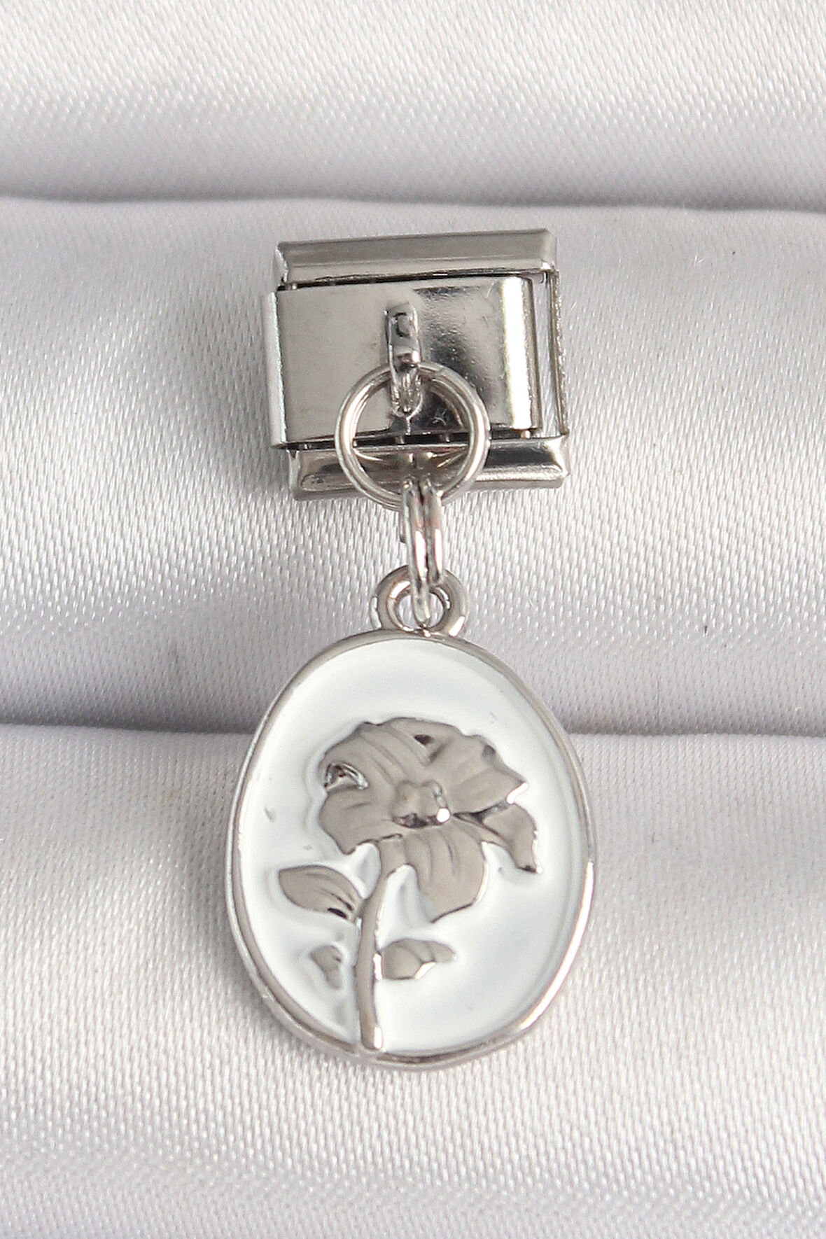 Gümüş Renk Çiçek İşlemeli Beyaz Portre Model Nomination Charm - EBJ250501W32847