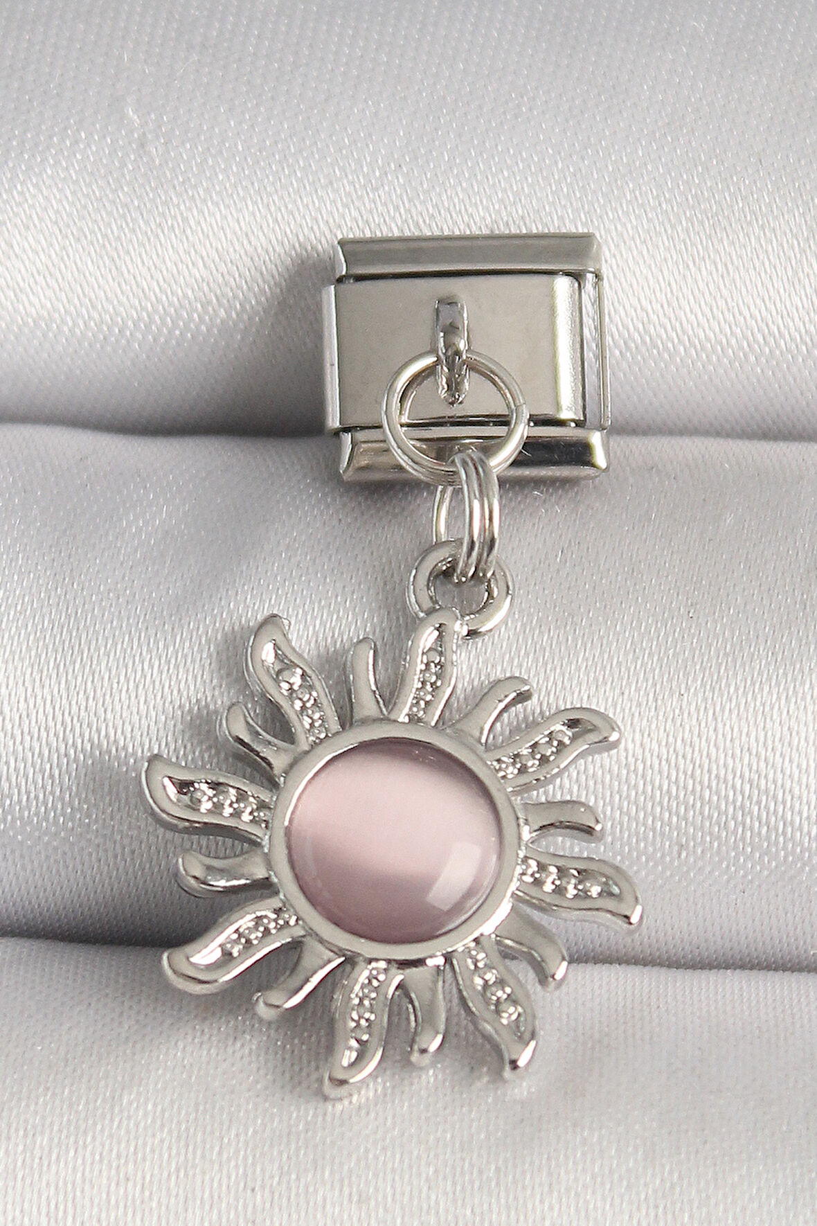 Gümüş Renk Pembe Mineli Güneş Model Nomination Charm - EBJ250501W32899