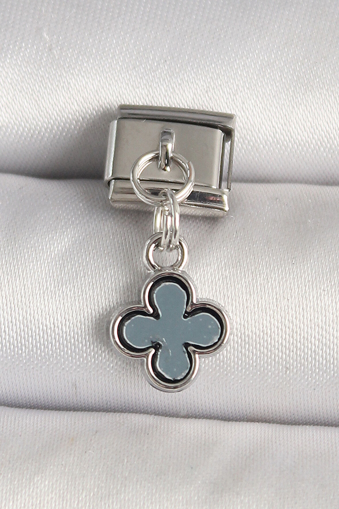 Gümüş Renk Lacivert Mineli Yonca Model Nomination Charm - EBJ250501W32903