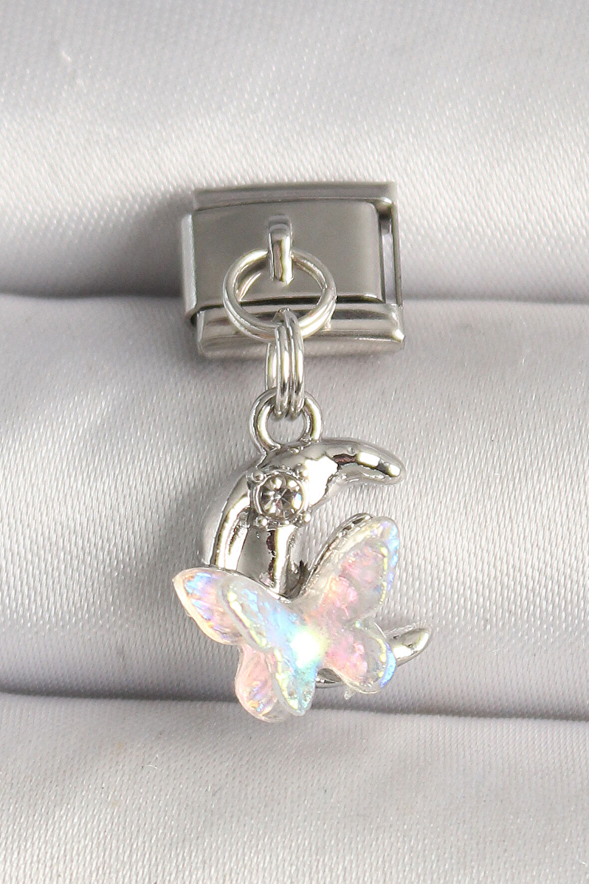 Gümüş Renk Zirkon Taşlı Hilal Beyaz Mineli Kelebek Model Nomintaion Charm - EBJ250501W32923