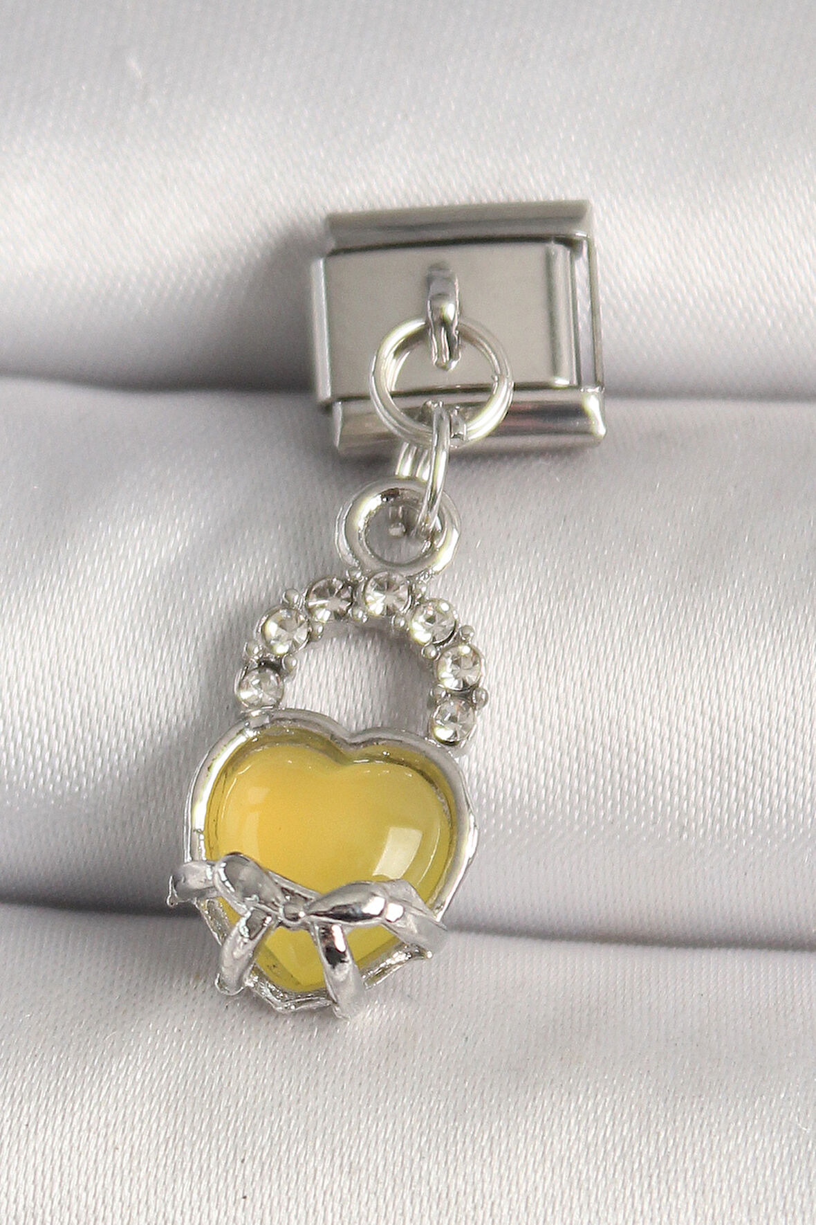 Gümüş Renk Zirkon Taşlı Sarı Kilit Kalp Model Nomination Charm - EBJ250501W32944