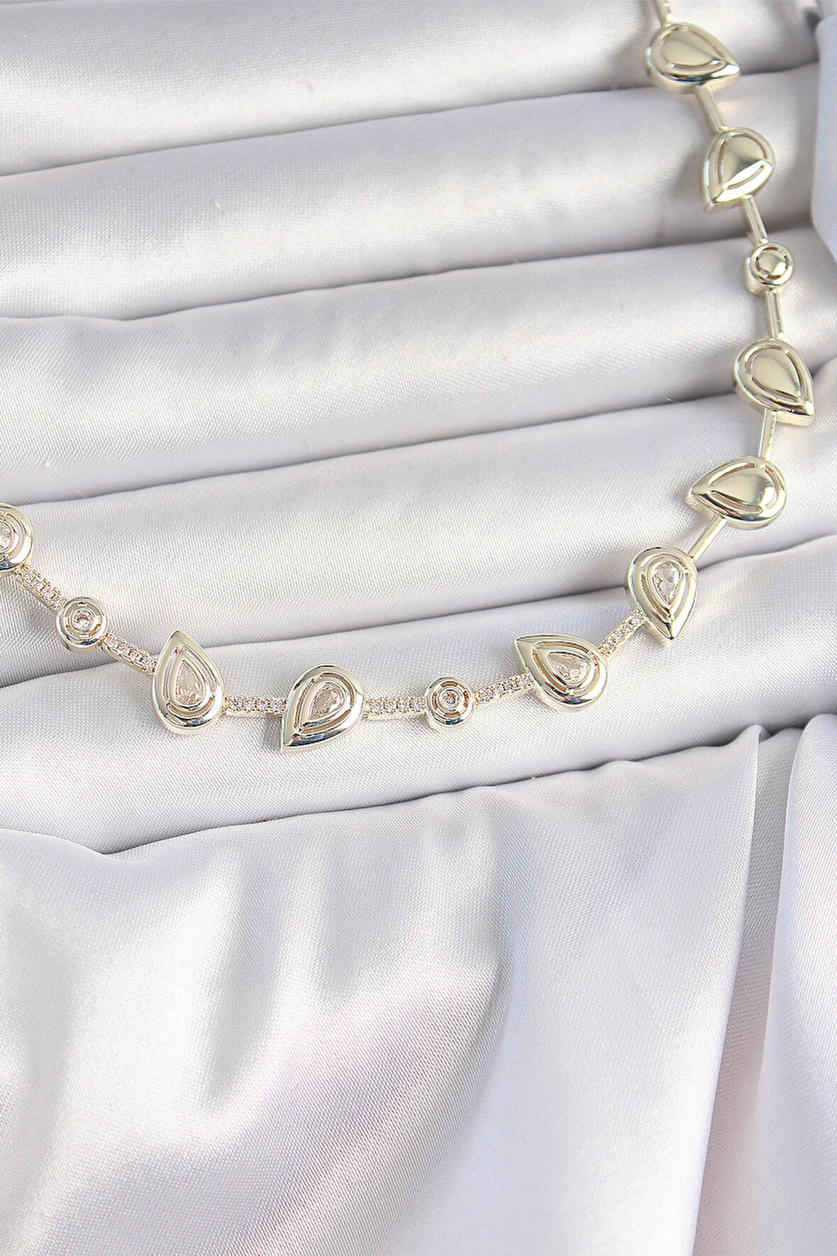 Pirinç Gold Renk Zirkon Taşlı Damla Model VIP Seri Exclusive Kadın Kolye - EBJ250501W33148