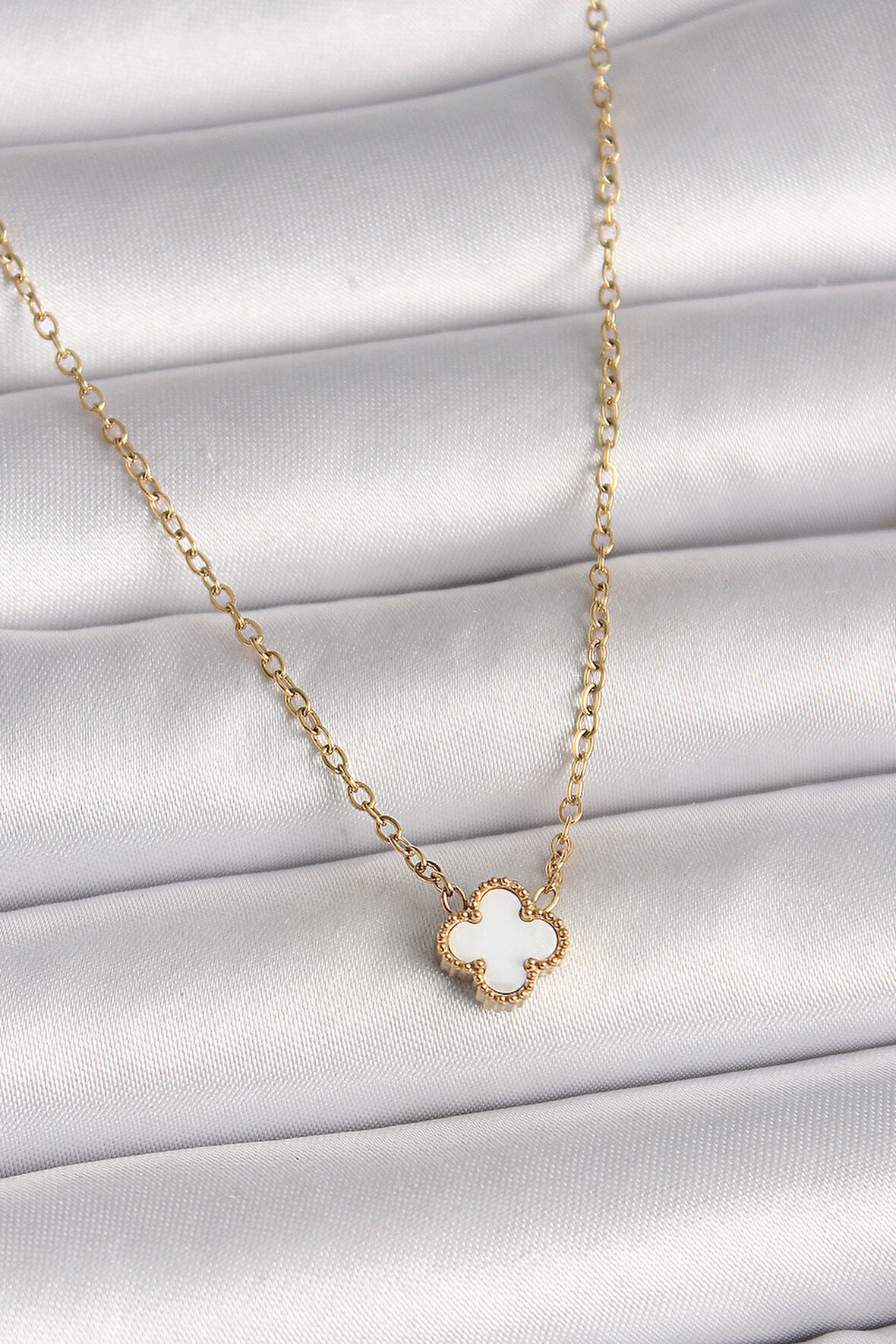 Gold Renk Beyaz Yonca Model Kadın Kolye - EBJ250501W33481