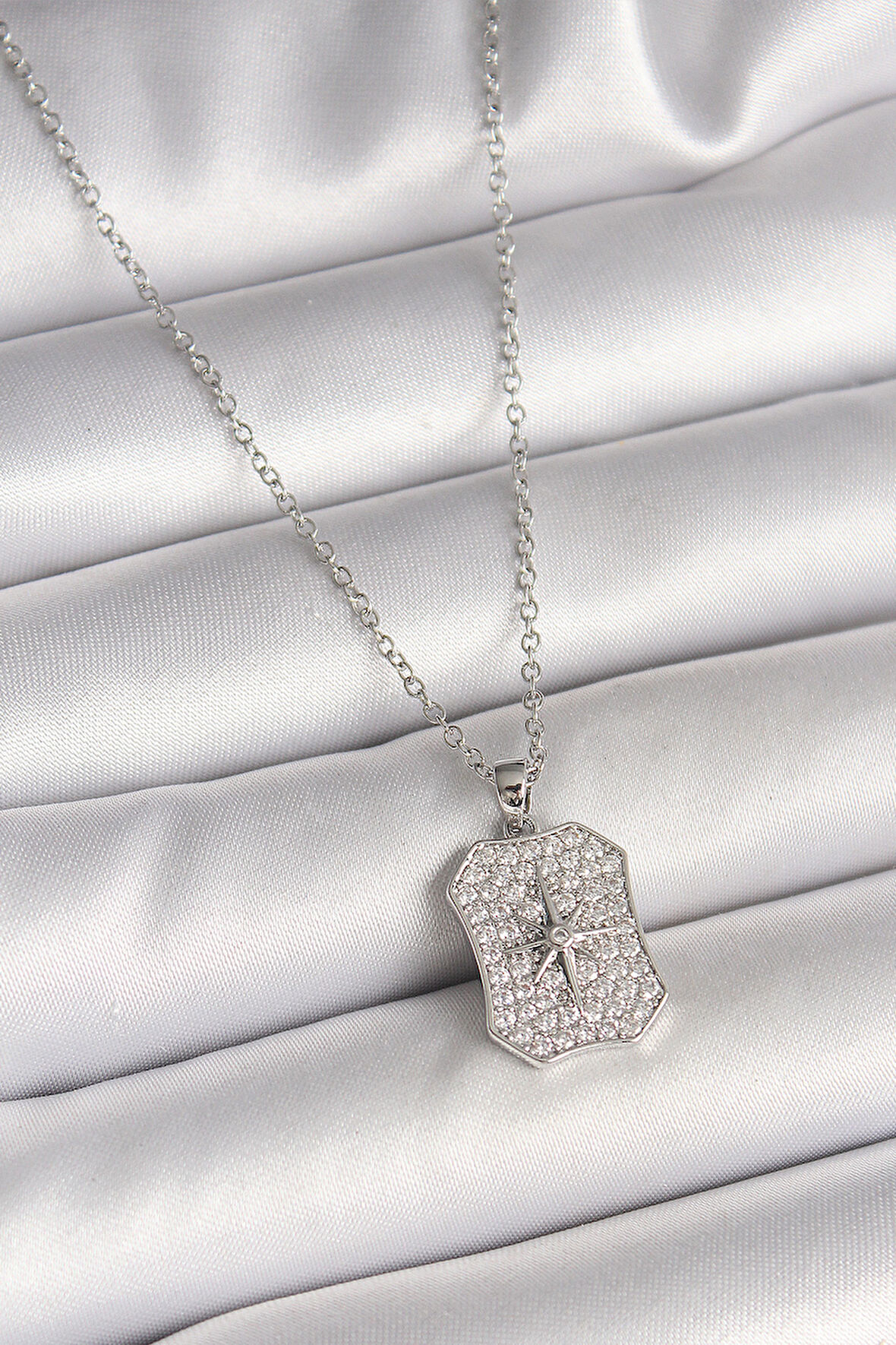 Gümüş Renk Zincir Zirkon Taşlı Kutup Yıldız İşlemeli Madalyon Model Kadın Kolye - EBJ250501W32721