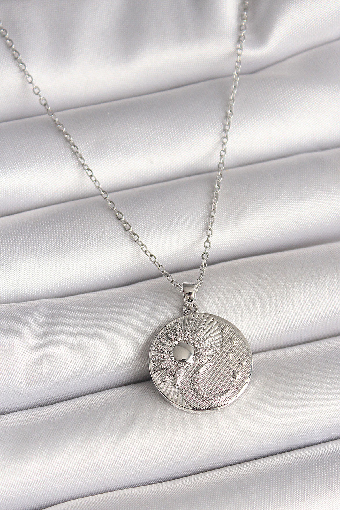 Gümüş Renk Zincir Zirkon Taşlı Ay Güneş İşlemeli Madalyon Model Kadın Kolye - EBJ250501W32737