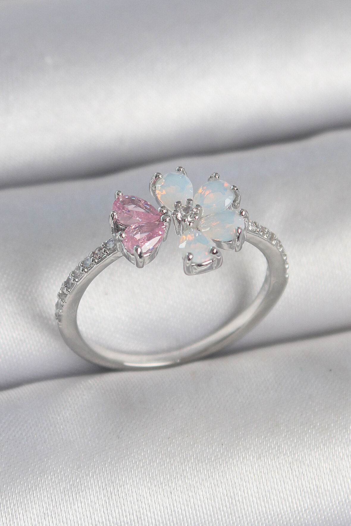 Pirinç Gümüş Renk Beyaz Mineli Pembe Zirkon Taşlı Çiçek Model Kadın Yüzük - EBJ250501W33602